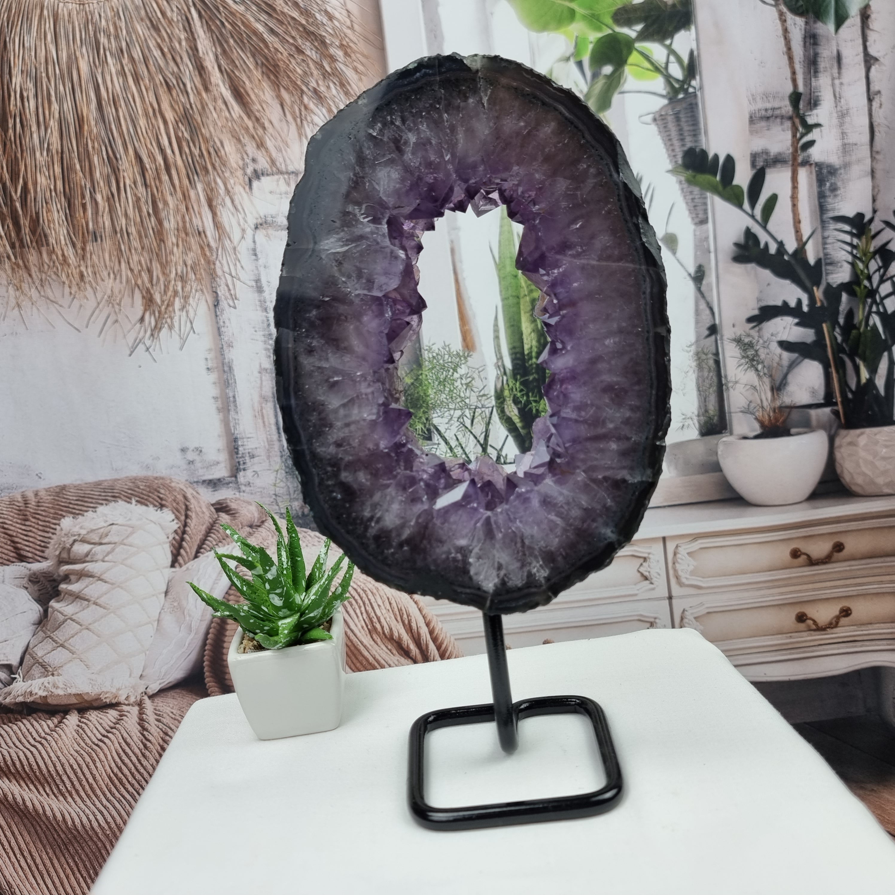 Argolla de Amatista con Cristales Special | Base de Hierro Negra | Peso 1,65 kgs, Altura 27 cm | Energía, Belleza y Sofisticación