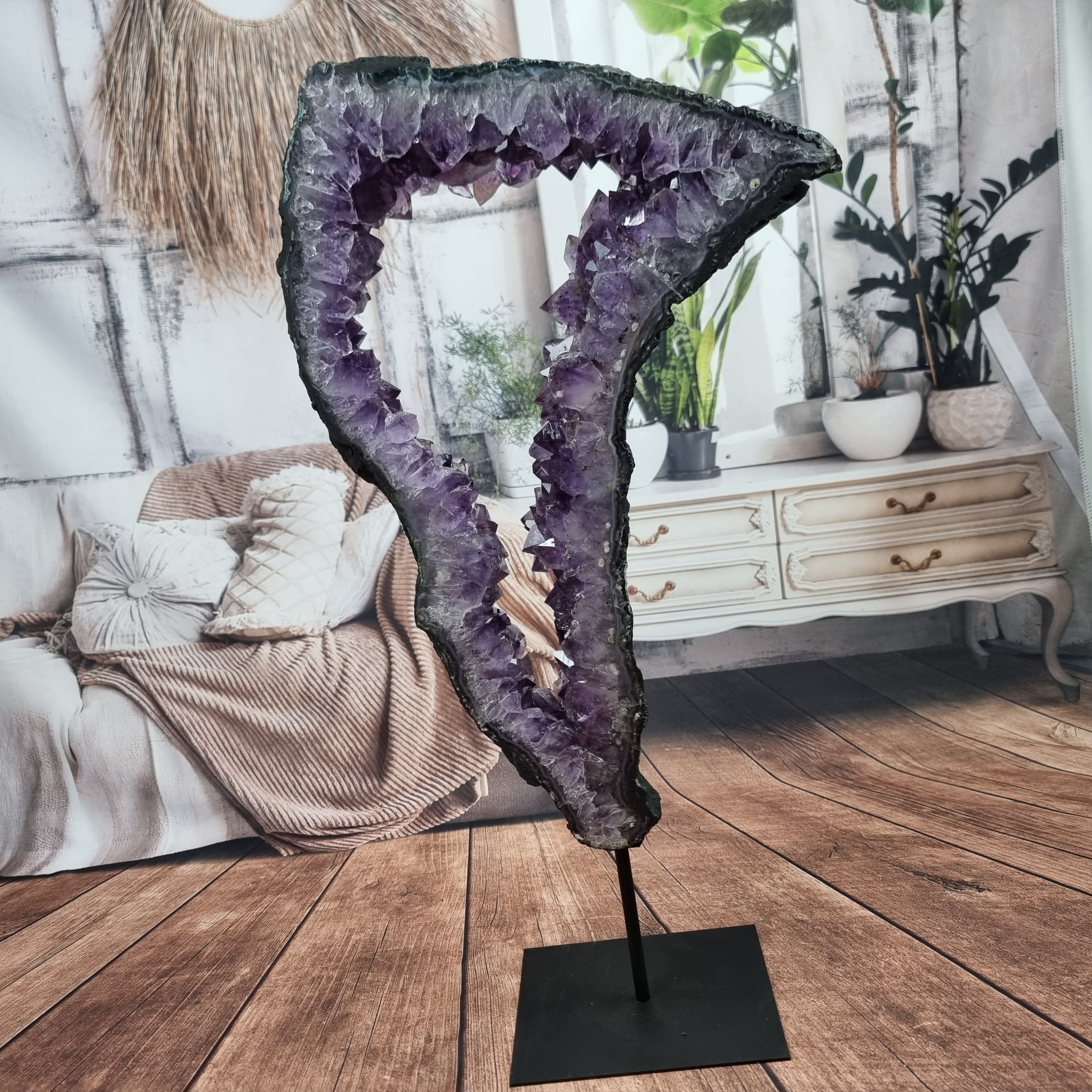 Anillo de Amatista con Cristales Morados | Base de hierro Negra | Peso 4,38 kg, Altura 52 cm | Energía, Belleza y Sofisticación