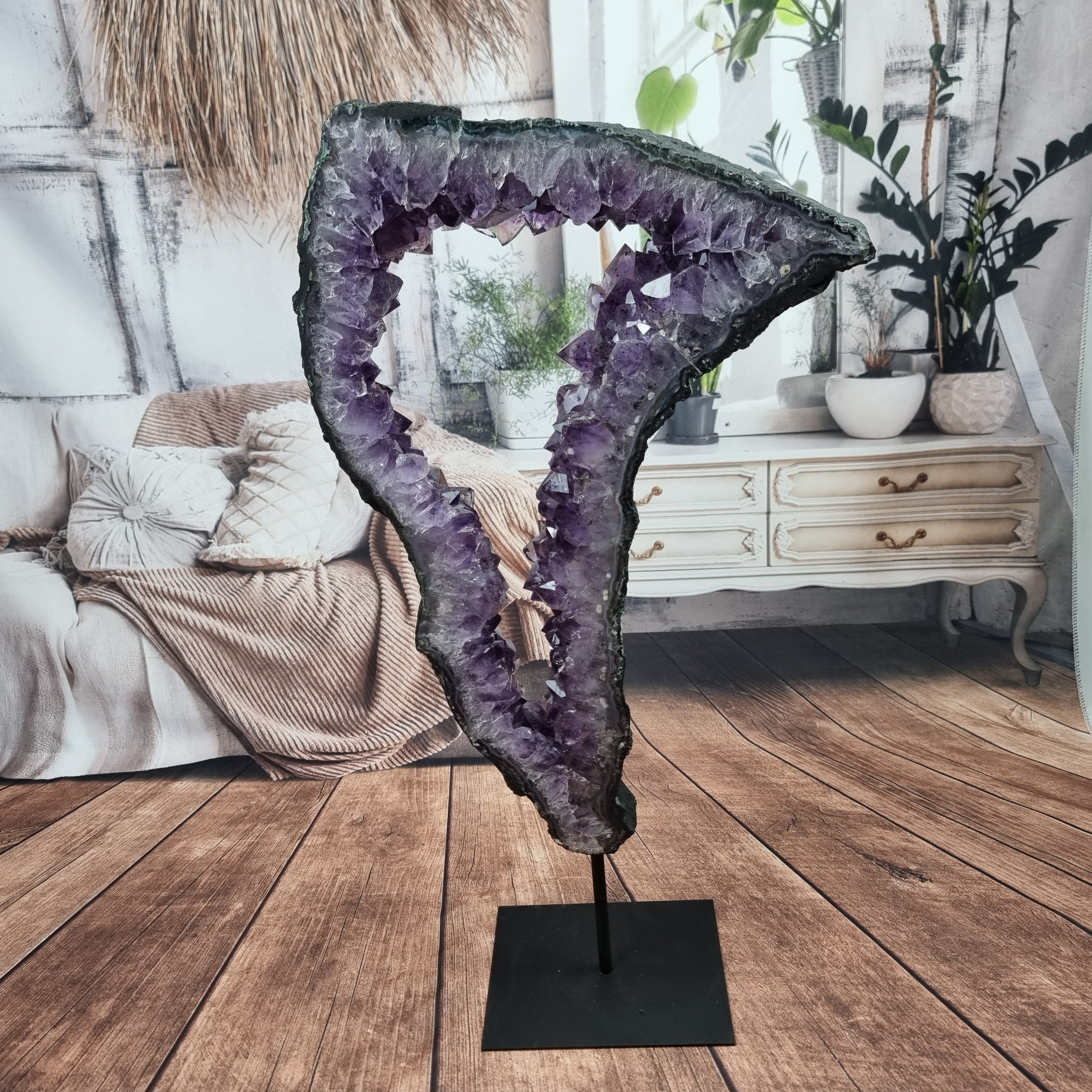 Anillo de Amatista con Cristales Morados | Base de hierro Negra | Peso 4,38 kg, Altura 52 cm | Energía, Belleza y Sofisticación