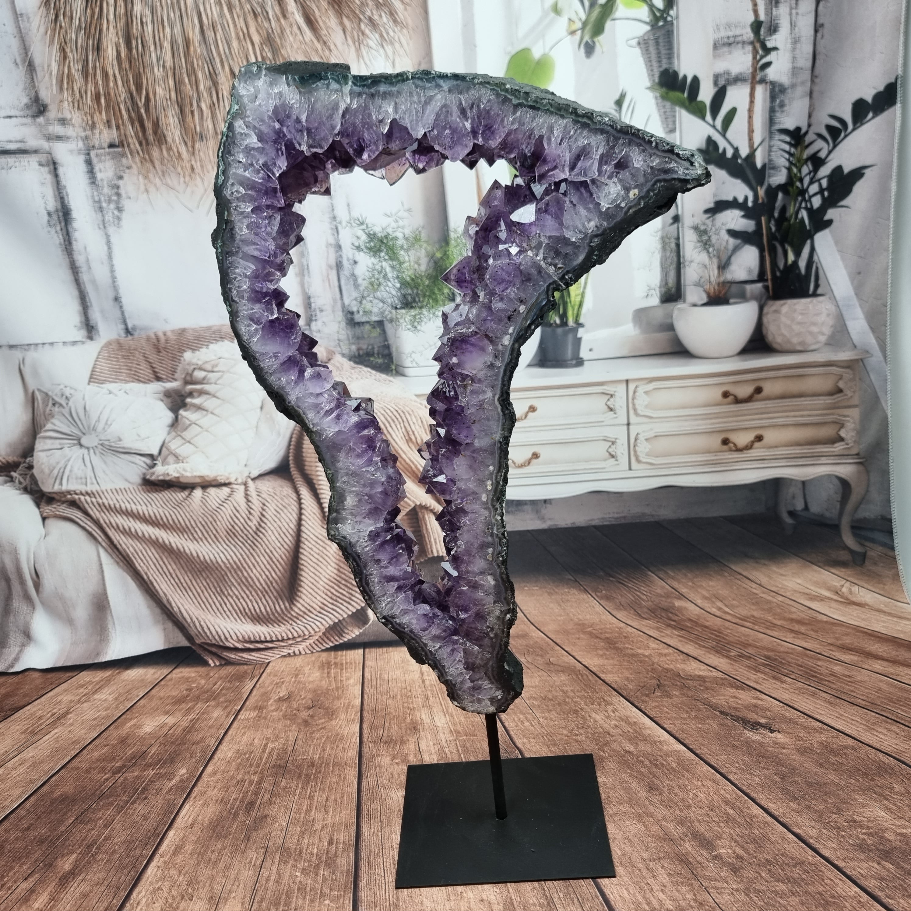 Anillo de Amatista con Cristales Morados | Base de hierro Negra | Peso 4,38 kg, Altura 52 cm | Energía, Belleza y Sofisticación