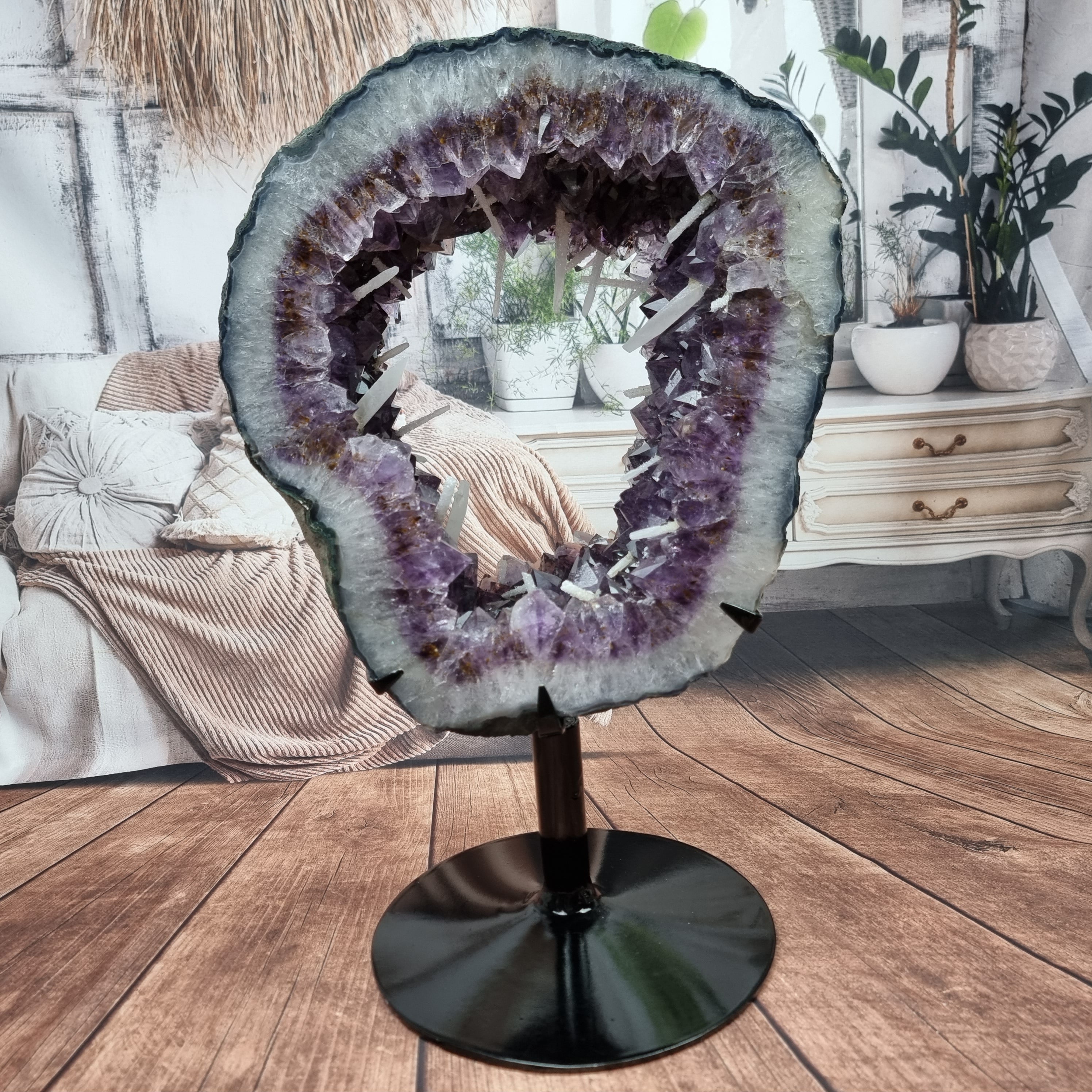 Aro de Amatista con Cristales Morados y Blancos | Base de hierro Negra | Peso 10,10 kgs, Altura 22 cm | Energía, Belleza y Sofisticación