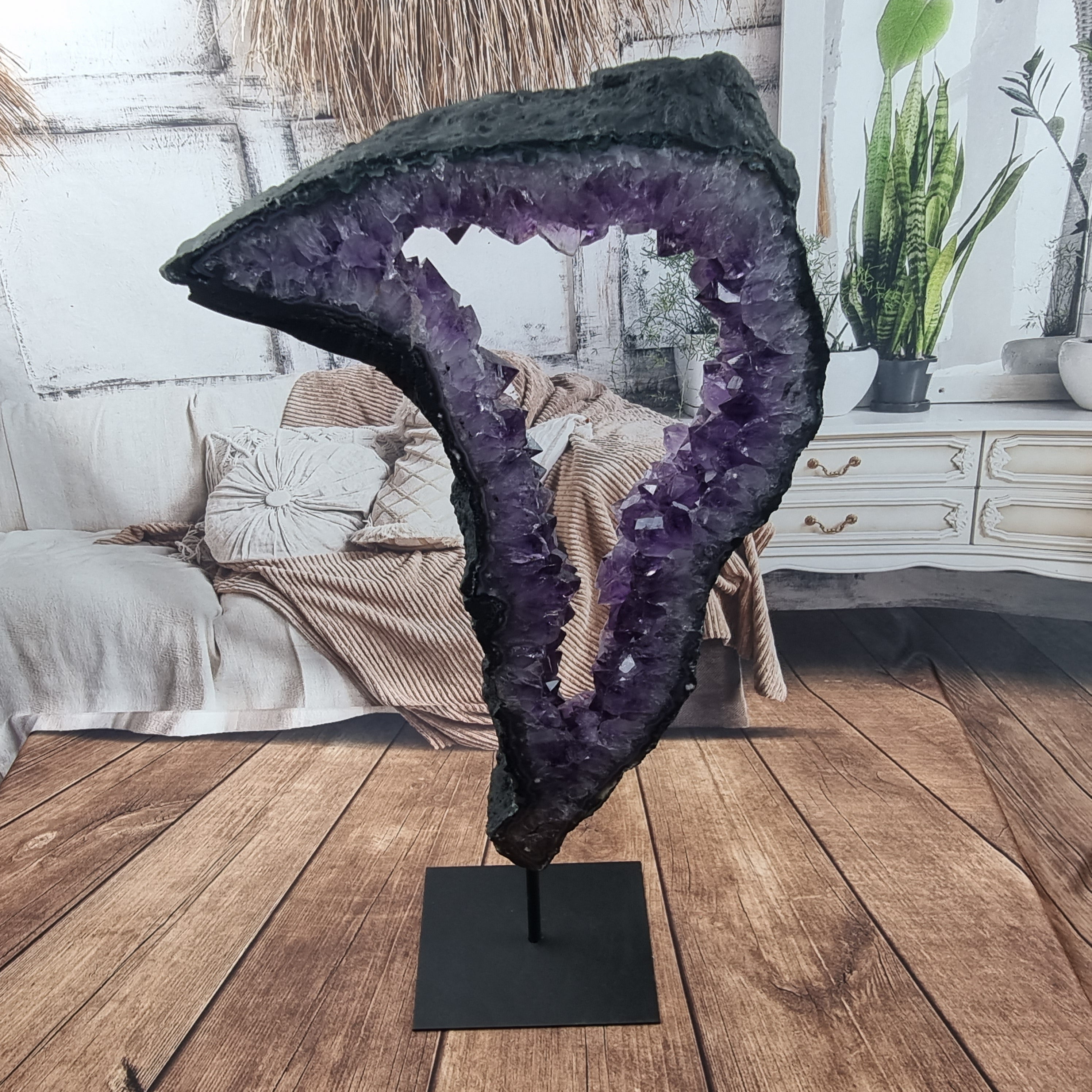 Anillo de Amatista con Cristales Morados | Base de hierro Negra | Peso 4,38 kg, Altura 52 cm | Energía, Belleza y Sofisticación