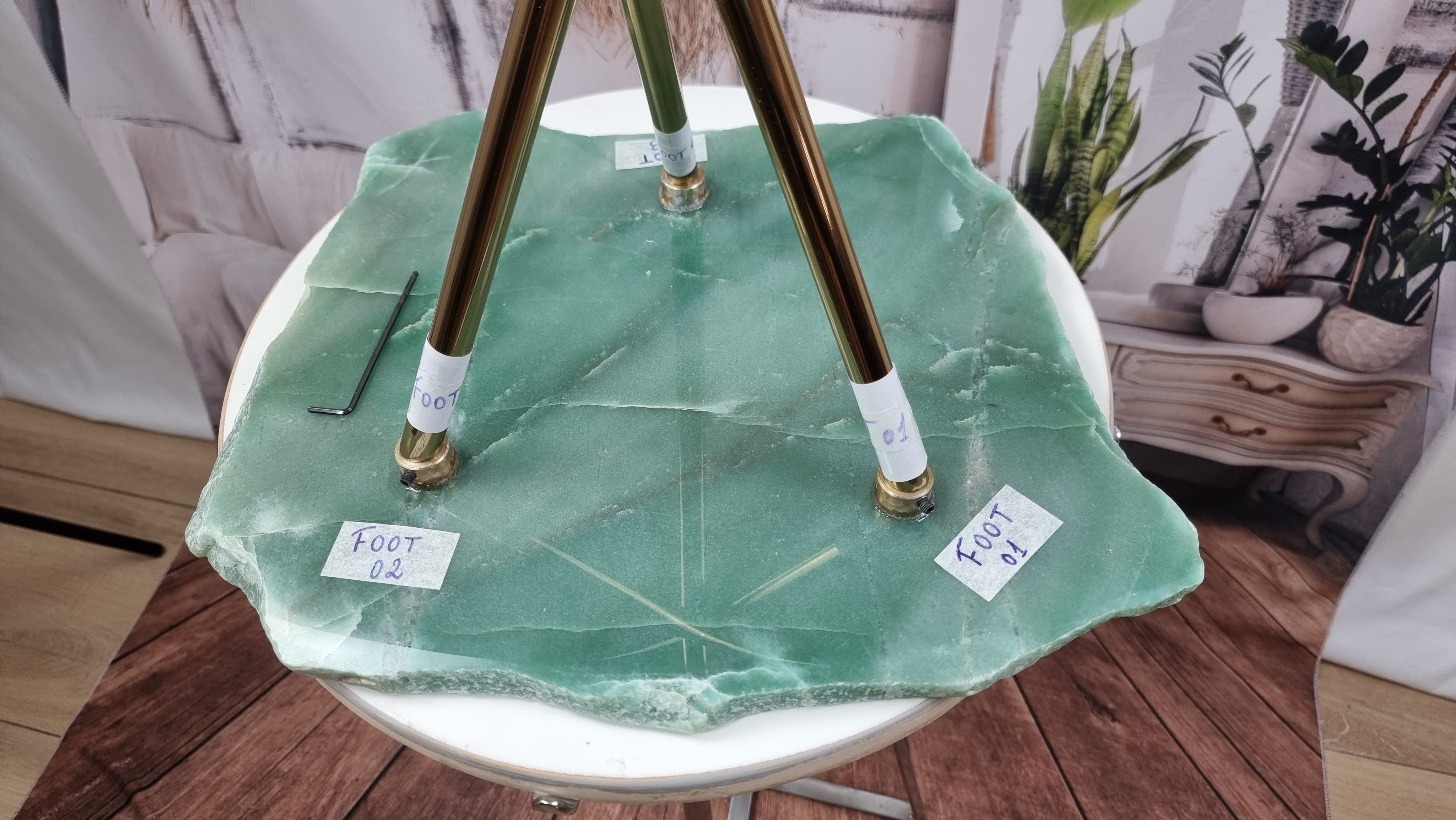 Mesa auxiliar de cuarzo verde con base dorada de 60 cm de alto, peso total 5 kg