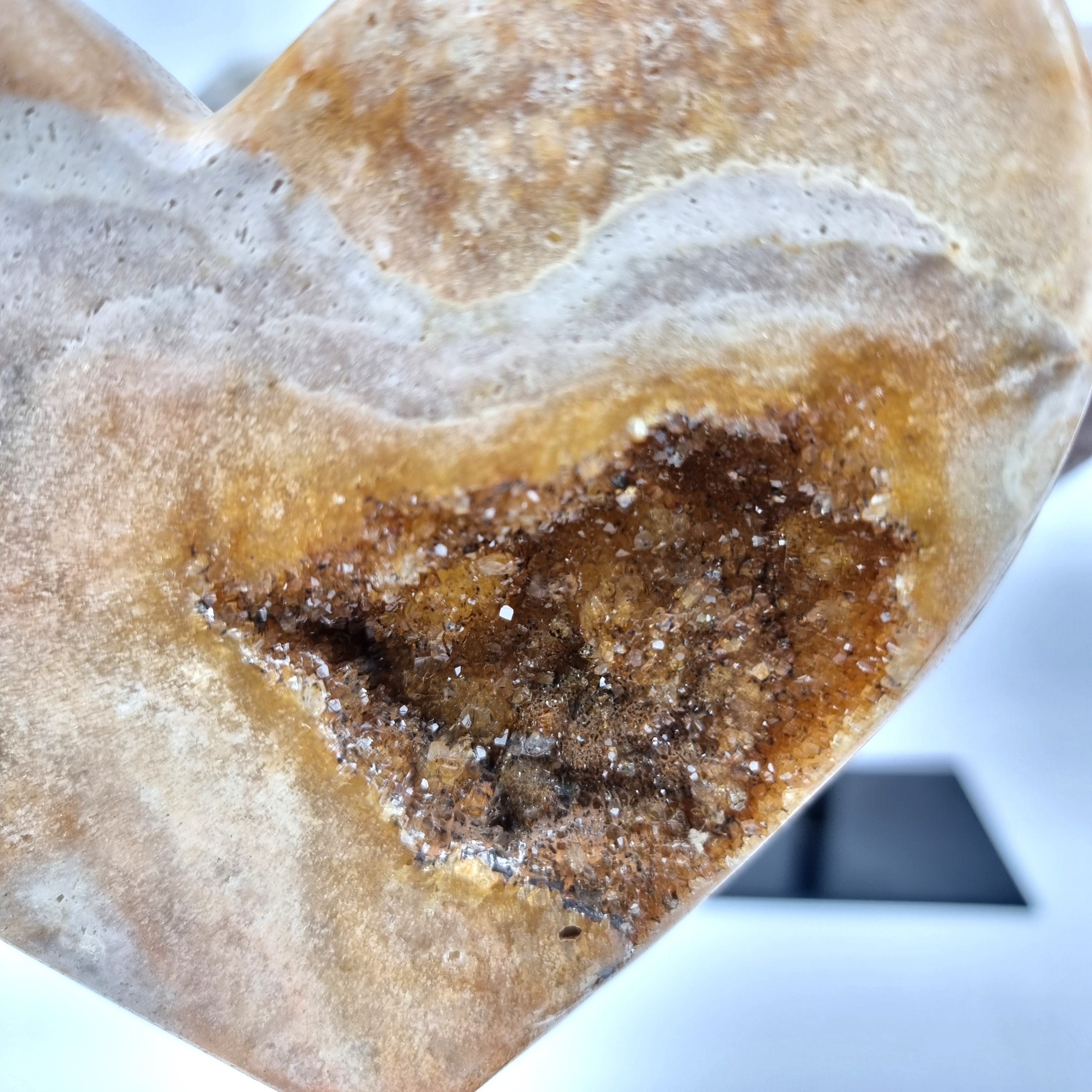 Corazón de Amatista Rosa | Base de hierro Negra | Peso 0,70 kgs, Altura 16 cm | Energía, Belleza y Sofisticación
