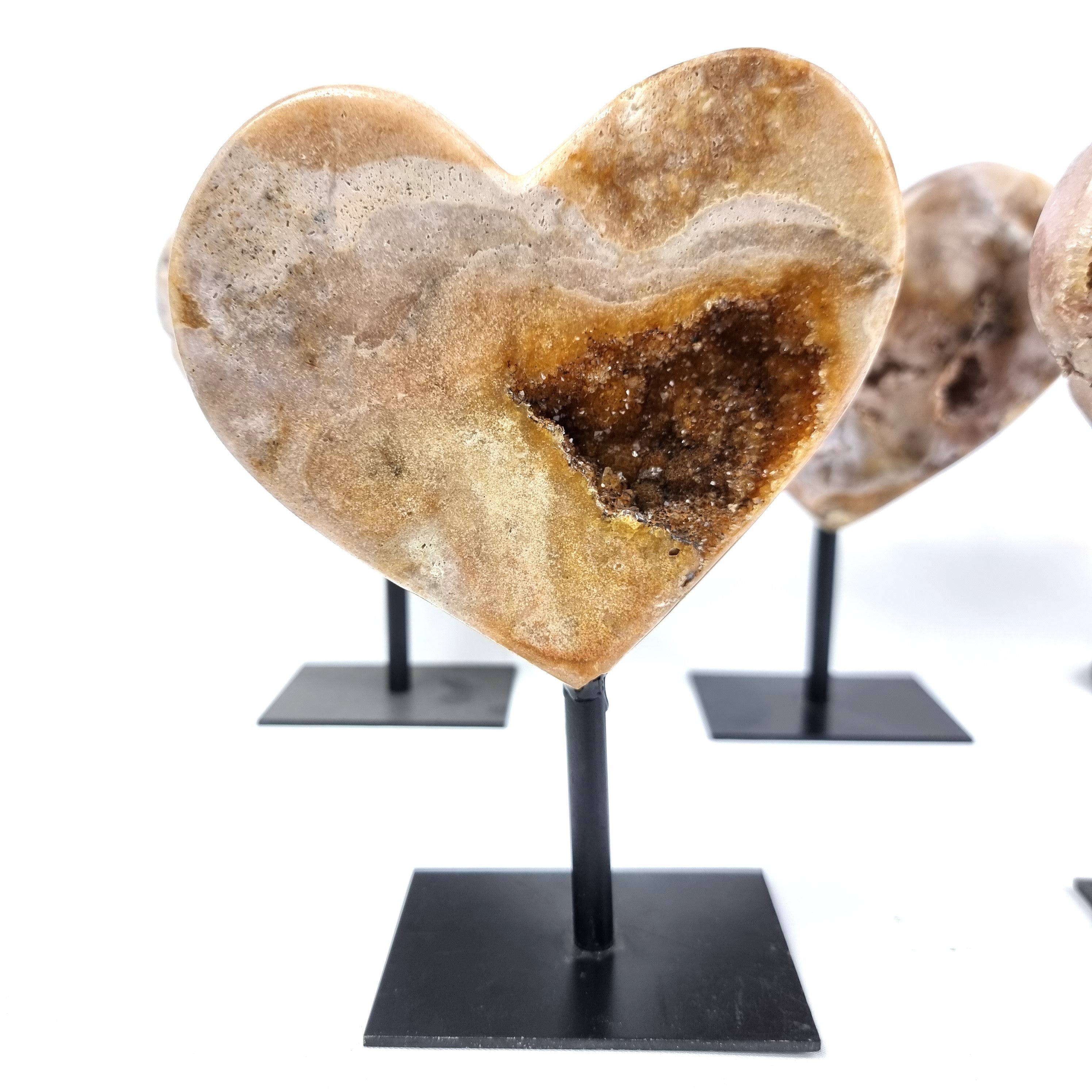 Corazón de Amatista Rosa | Base de hierro Negra | Peso 0,70 kgs, Altura 16 cm | Energía, Belleza y Sofisticación
