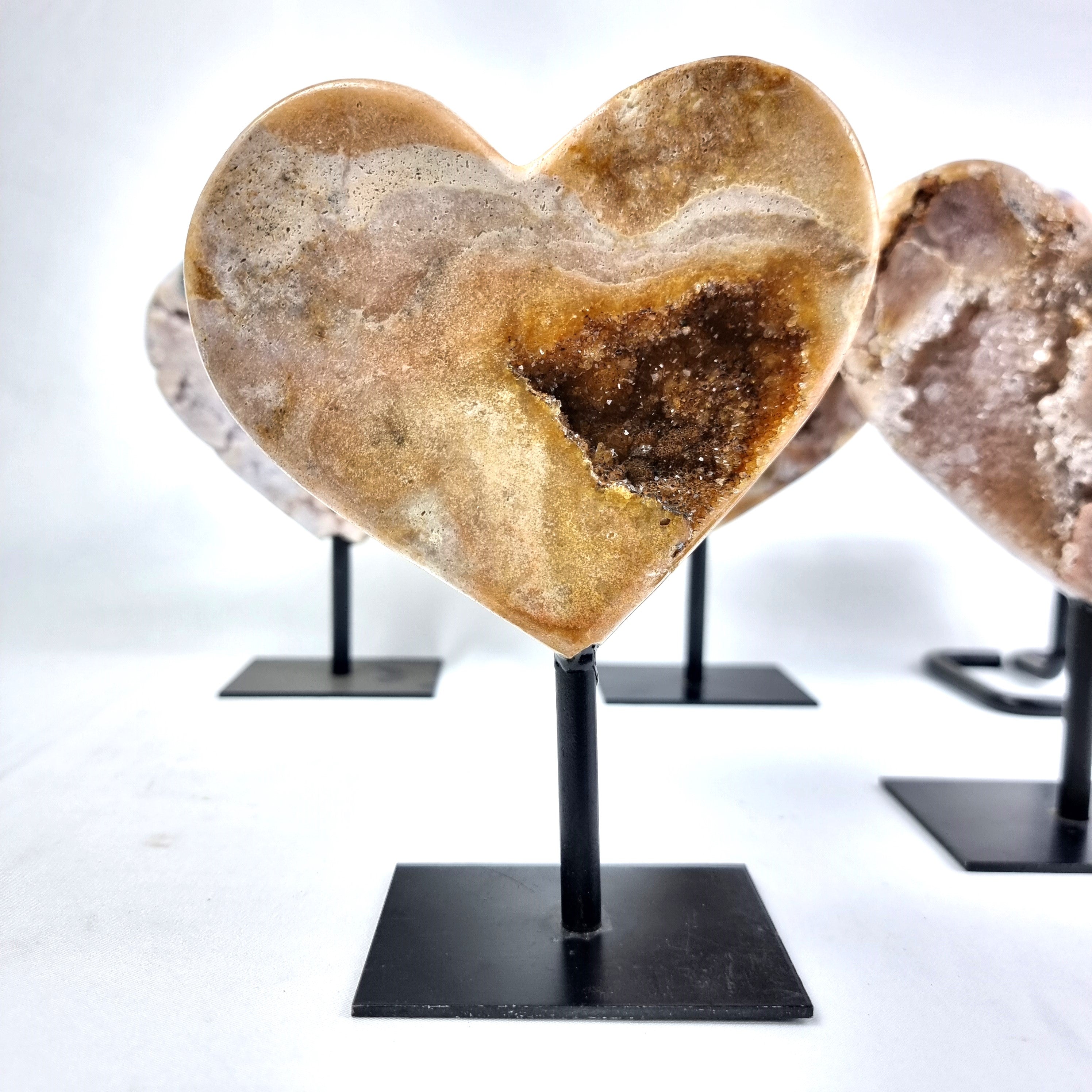 Corazón de Amatista Rosa | Base de hierro Negra | Peso 0,70 kgs, Altura 16 cm | Energía, Belleza y Sofisticación