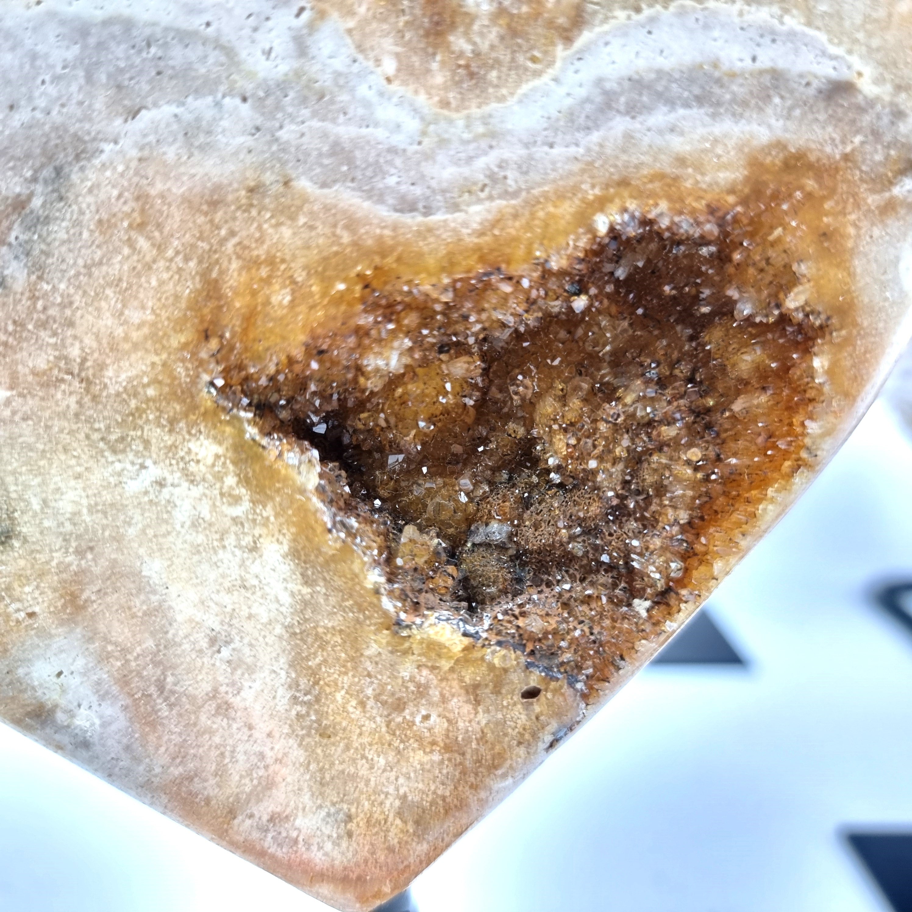 Corazón de Amatista Rosa | Base de hierro Negra | Peso 0,70 kgs, Altura 16 cm | Energía, Belleza y Sofisticación
