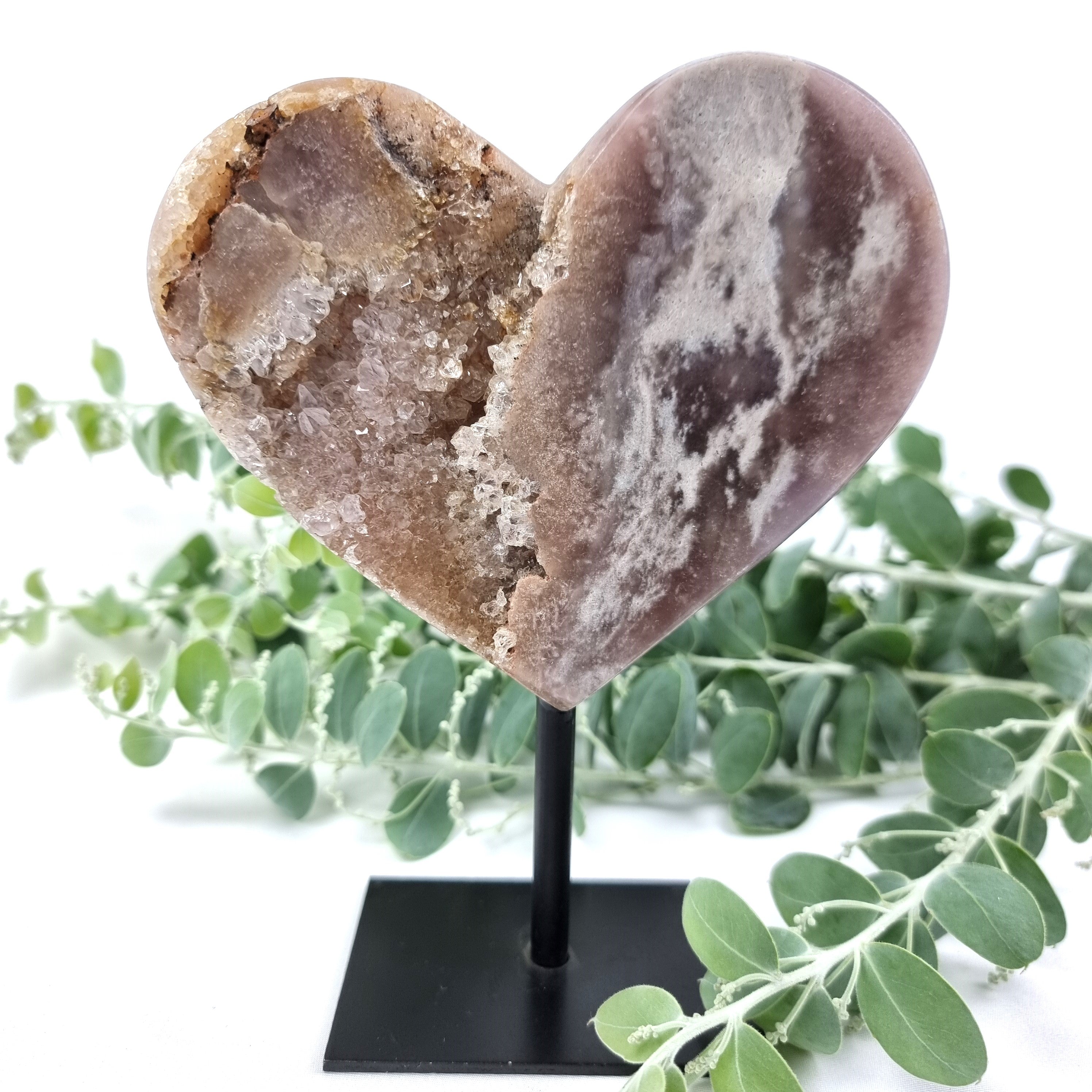 Corazón de Amatista Rosa | Base de hierro Negra | Peso 0,70 kgs, Altura 17 cm | Energía, Belleza y Sofisticación