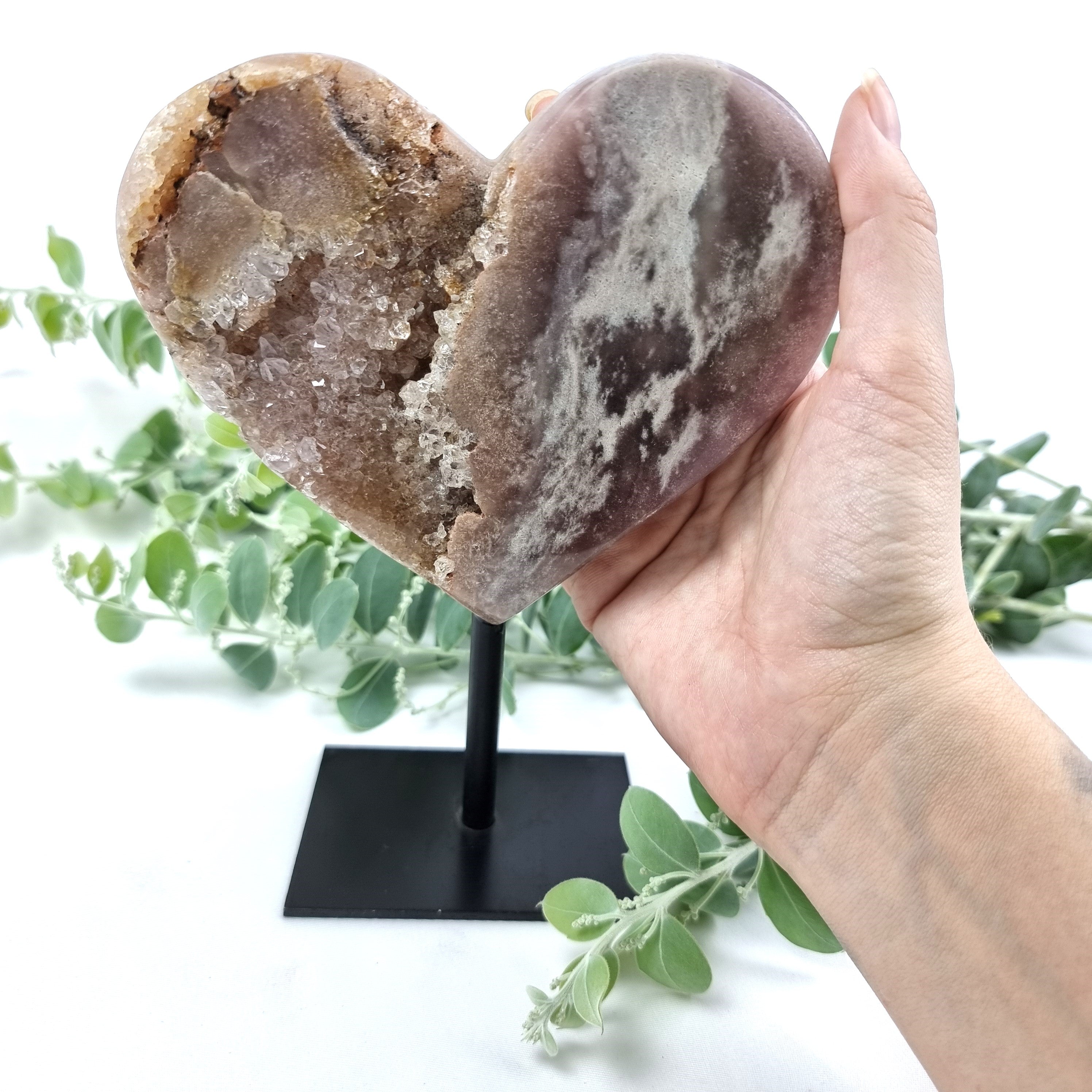 Corazón de Amatista Rosa | Base de hierro Negra | Peso 0,70 kgs, Altura 17 cm | Energía, Belleza y Sofisticación