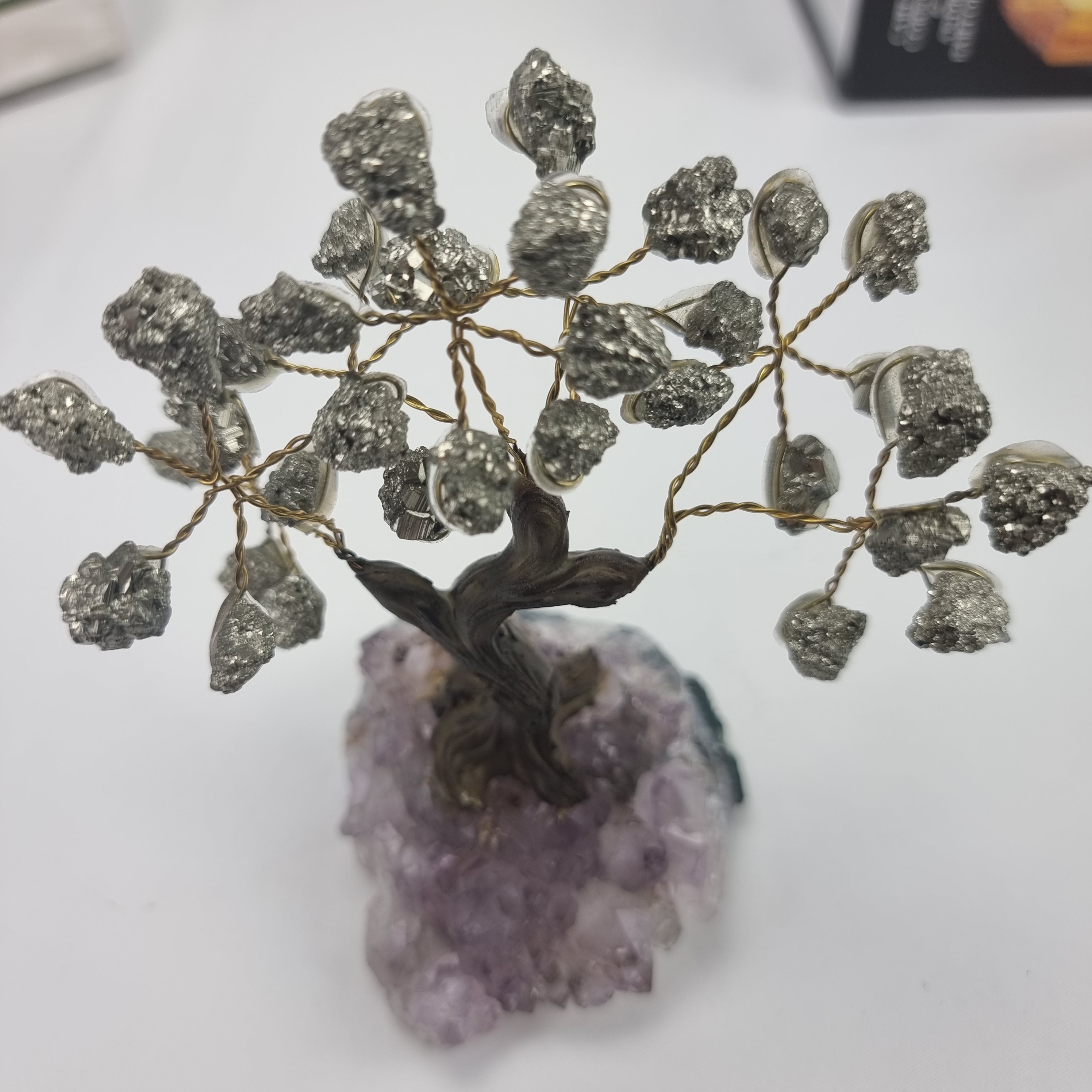Árbol de PIRITA Natural | 60 Piedras, 12 ramas | Base de Amatista con 15 cm de altura - Pieza Artesanal BR Crystals