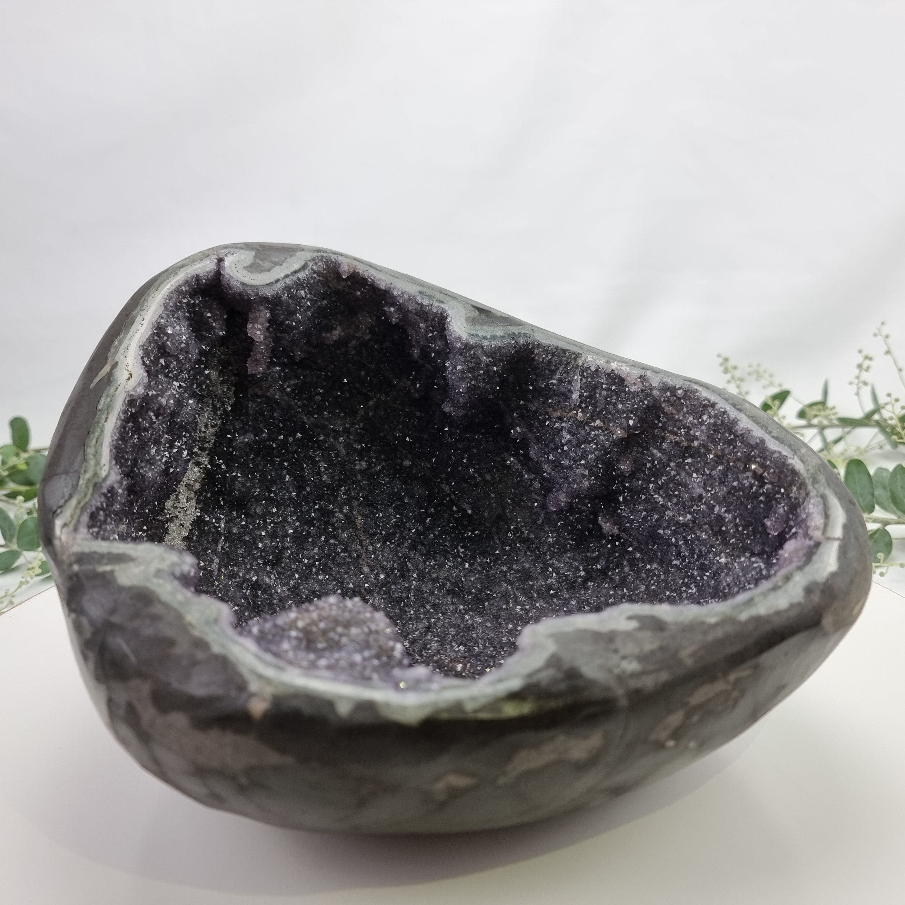 Special Amethyst Geode Formation | Weight 3.80 kgs | Length 25 cm | Energy, Beauty and Sophistication