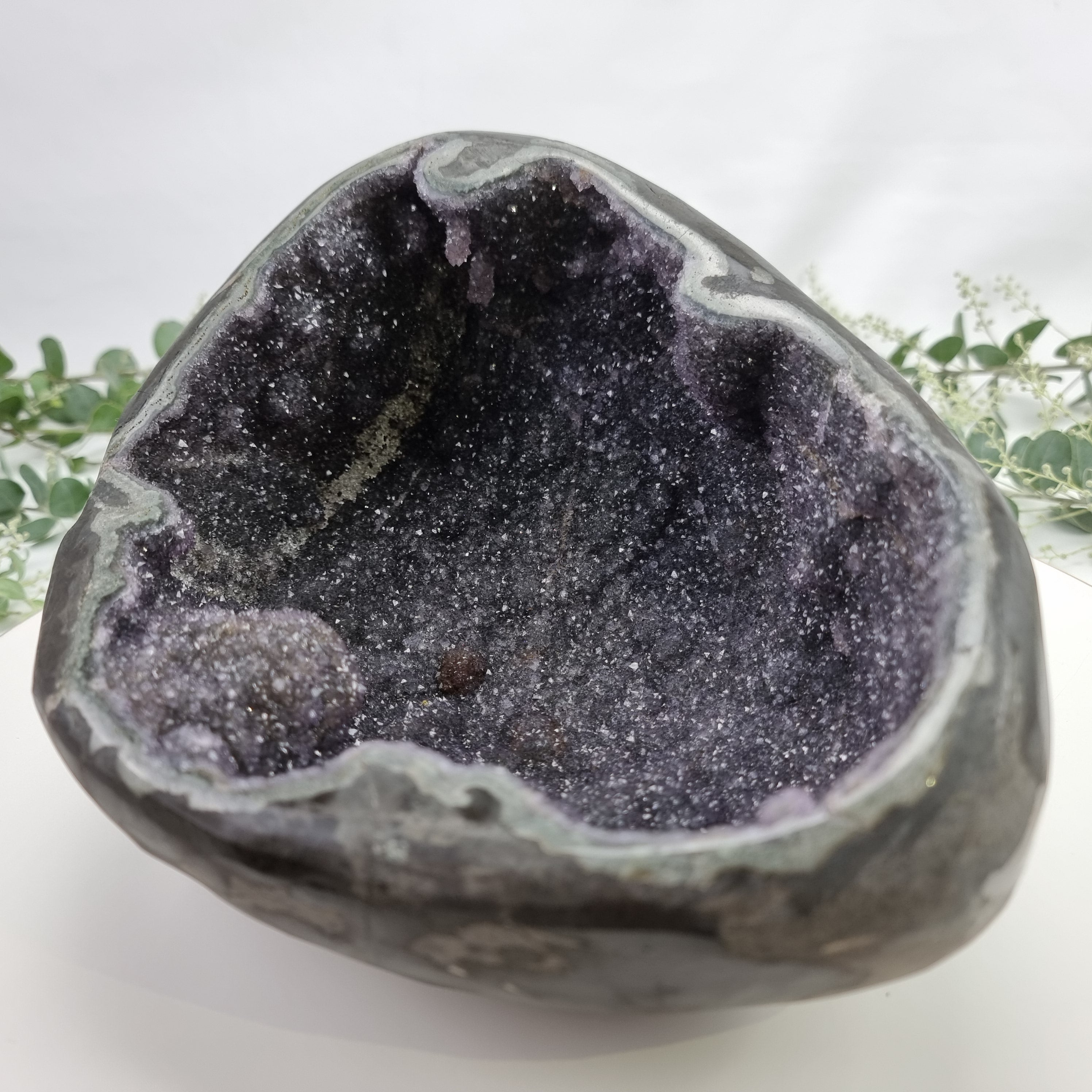 Special Amethyst Geode Formation | Weight 3.80 kgs | Length 25 cm | Energy, Beauty and Sophistication