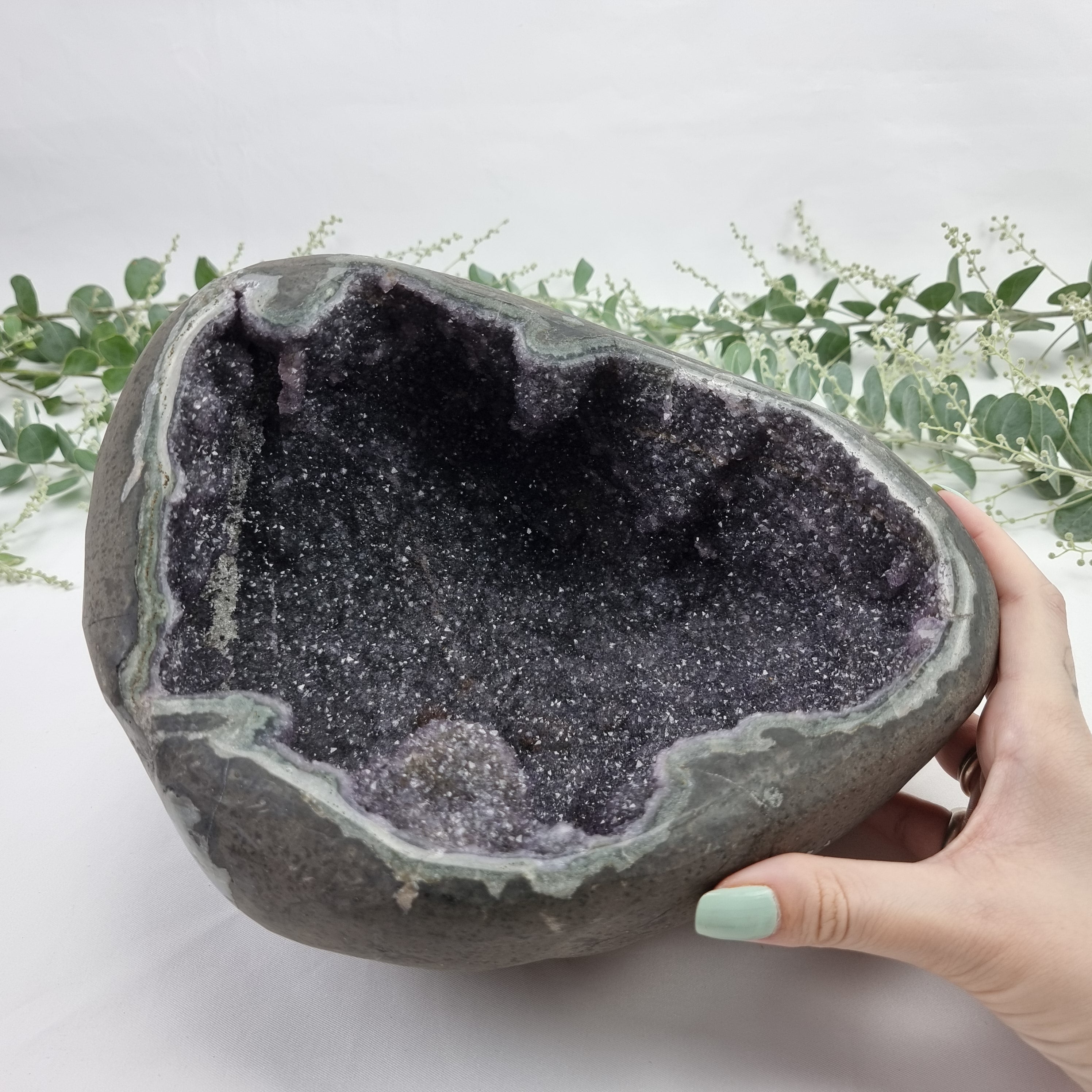Special Amethyst Geode Formation | Weight 3.80 kgs | Length 25 cm | Energy, Beauty and Sophistication