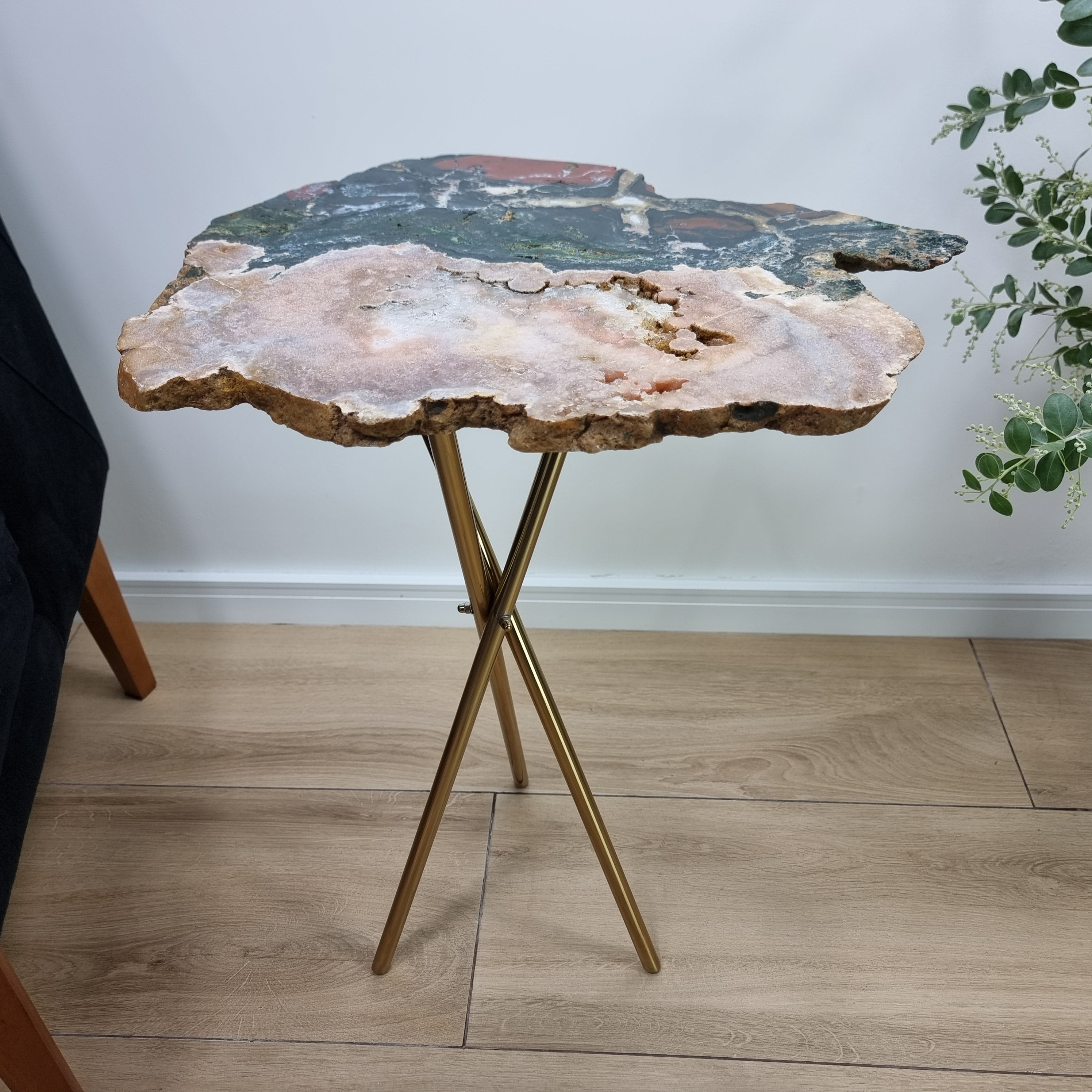 Mesa auxiliar de amatista rosa y jaspe | Producto súper exclusivo | Base trípode negra | Altura de 60 cm - Pieza artesanal BR Crystals