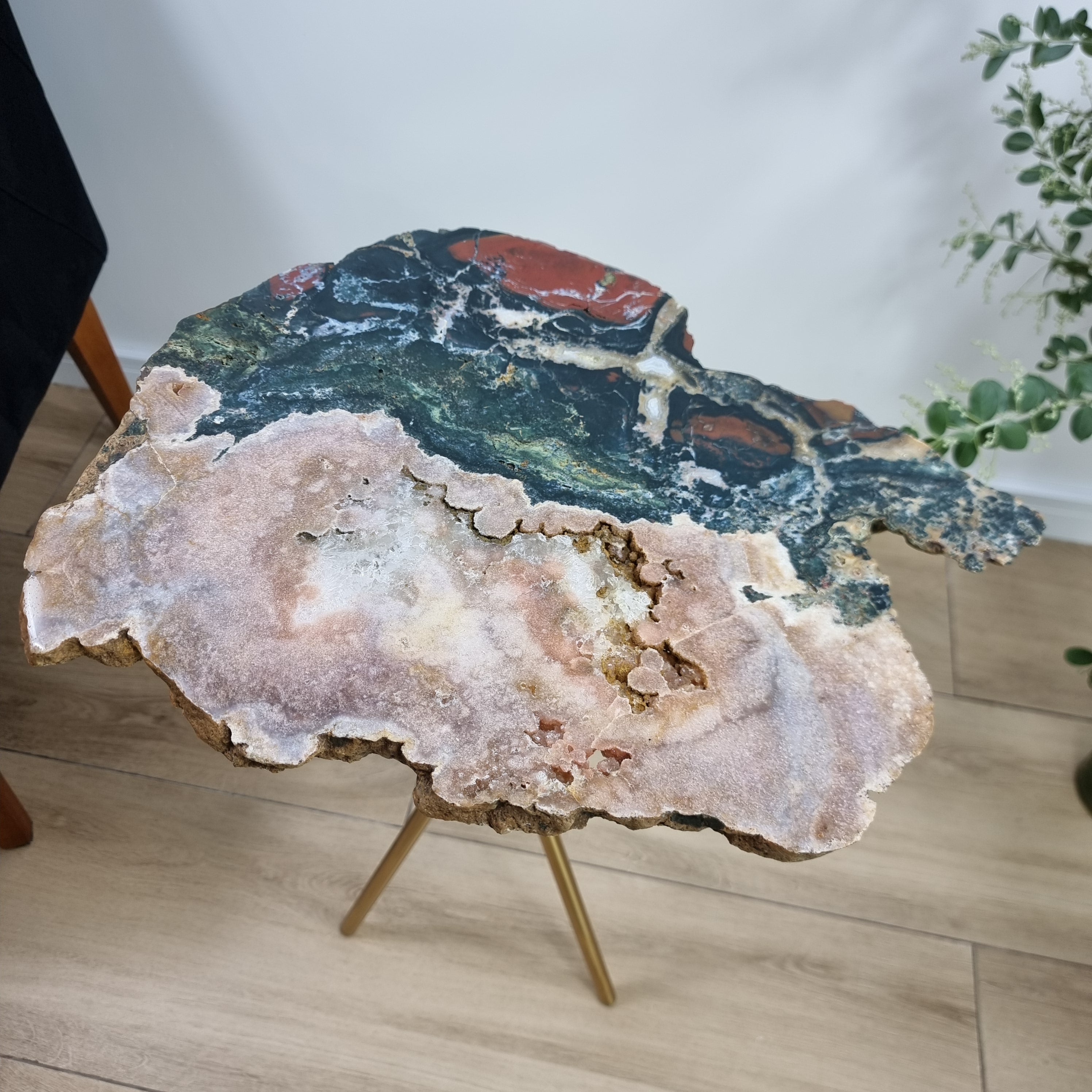 Mesa auxiliar de amatista rosa y jaspe | Producto súper exclusivo | Base trípode negra | Altura de 60 cm - Pieza artesanal BR Crystals