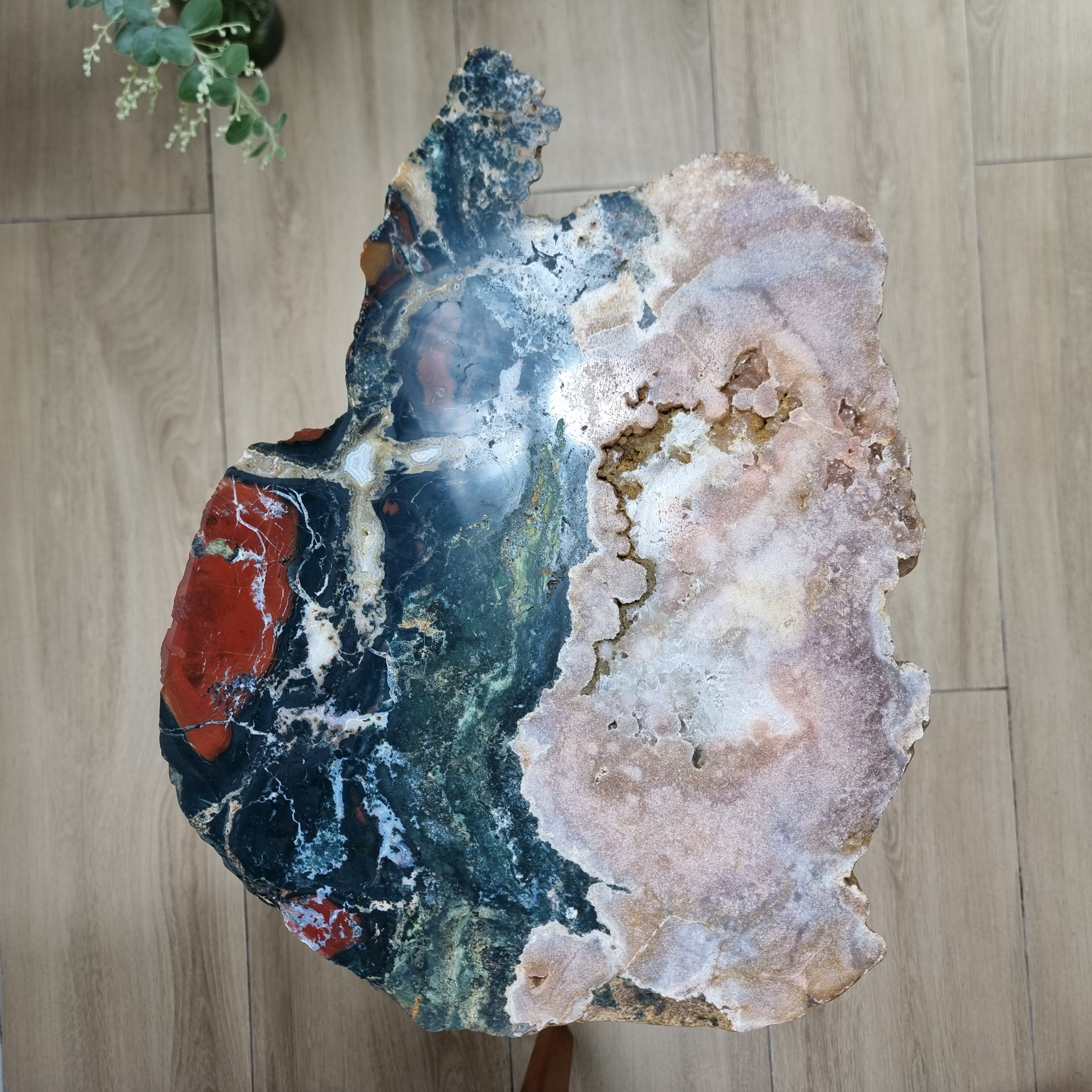 Mesa auxiliar de amatista rosa y jaspe | Producto súper exclusivo | Base trípode negra | Altura de 60 cm - Pieza artesanal BR Crystals