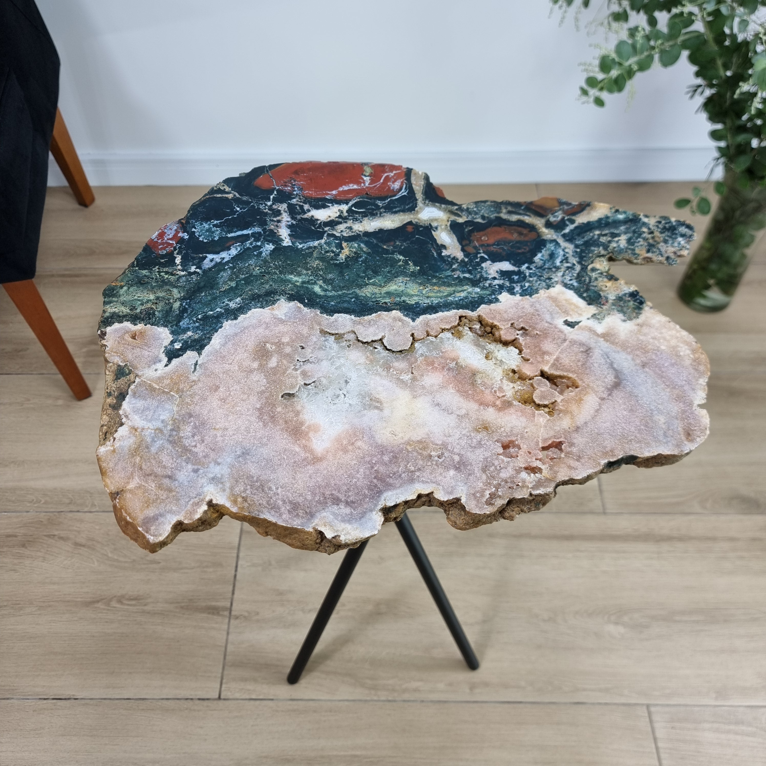 Mesa auxiliar de amatista rosa y jaspe | Producto súper exclusivo | Base trípode negra | Altura de 60 cm - Pieza artesanal BR Crystals
