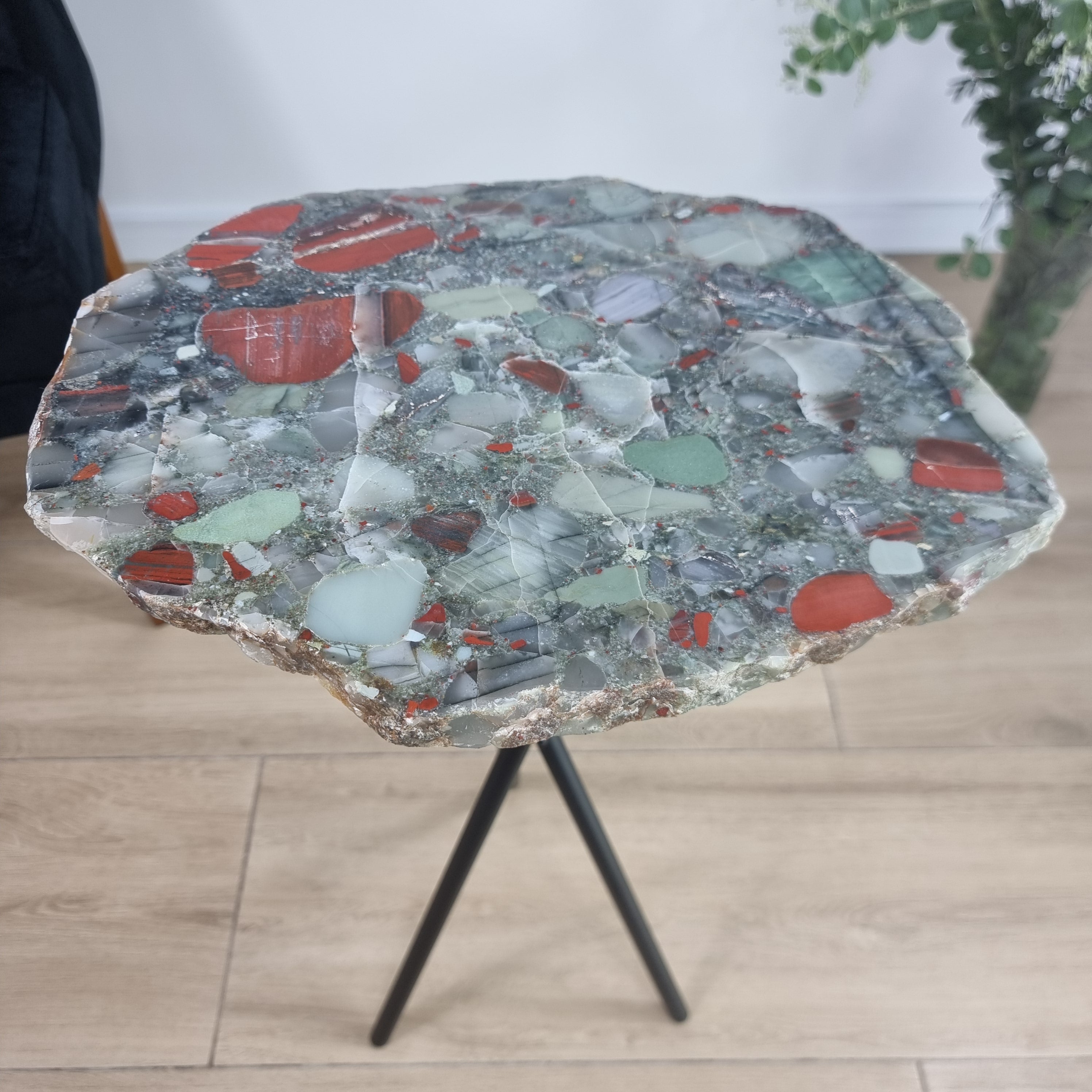 Mesa Lateral de Cristal Piedra de Sangre | Base Trípode Negra | Altura de 60 cm - Pieza Artesanal BR Crystals