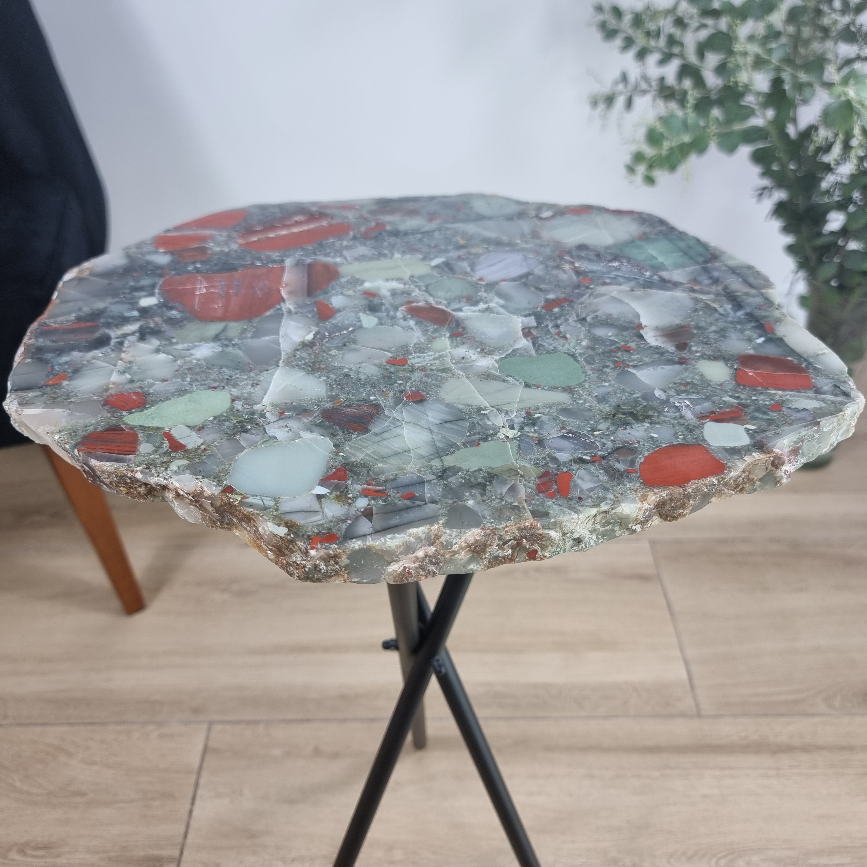Mesa Lateral de Cristal Piedra de Sangre | Base Trípode Negra | Altura de 60 cm - Pieza Artesanal BR Crystals