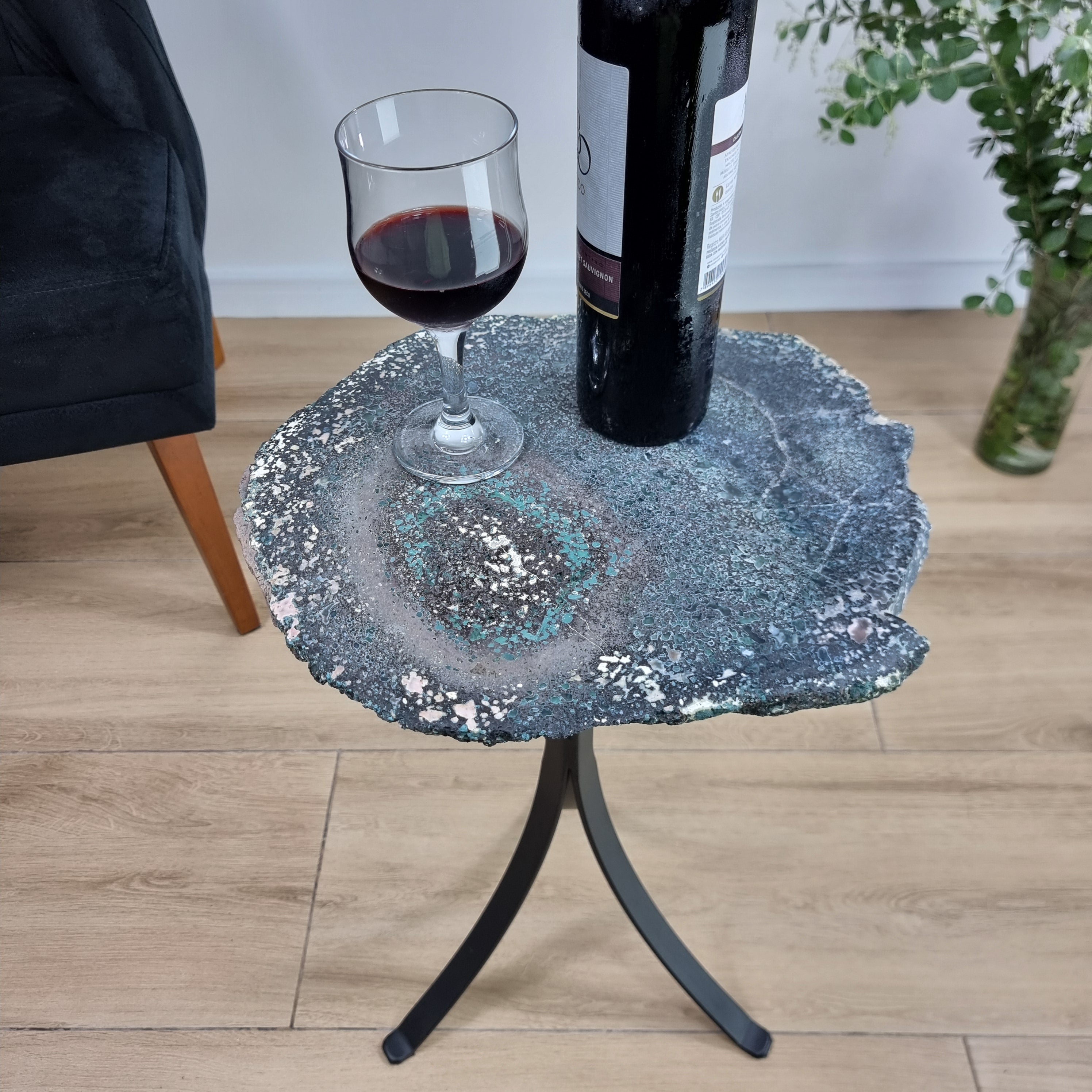 Mesa Auxiliar de Ágatas Verde Musgo | Base Trípode Negra | Altura de 60 cm - Pieza Artesanal BR Crystals