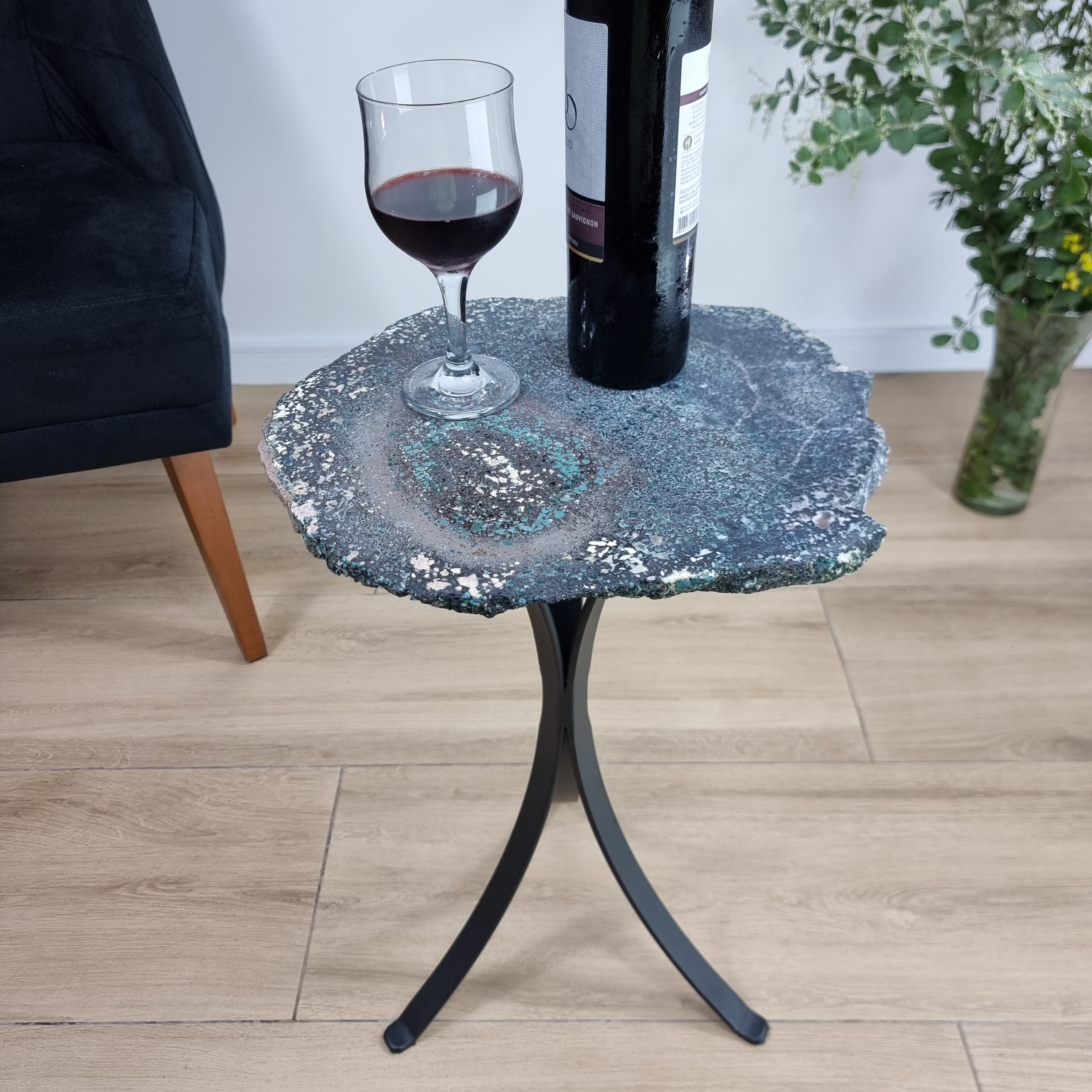 Mesa Auxiliar de Ágatas Verde Musgo | Base Trípode Negra | Altura de 60 cm - Pieza Artesanal BR Crystals