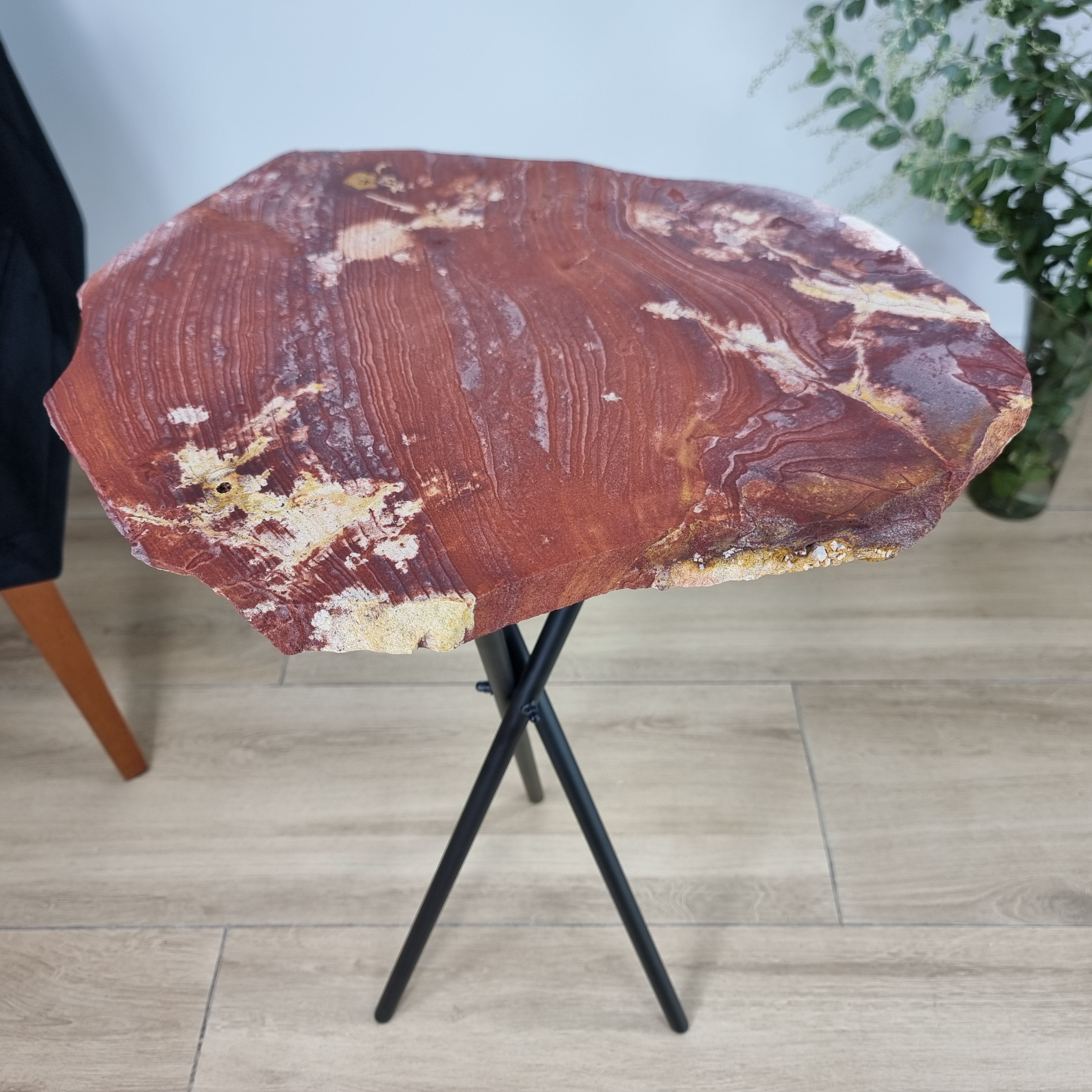 Mesa Lateral de JASPE ROJO Natural | Base Trípode Negra | Altura de 60 cm - Pieza Artesanal BR Crystals