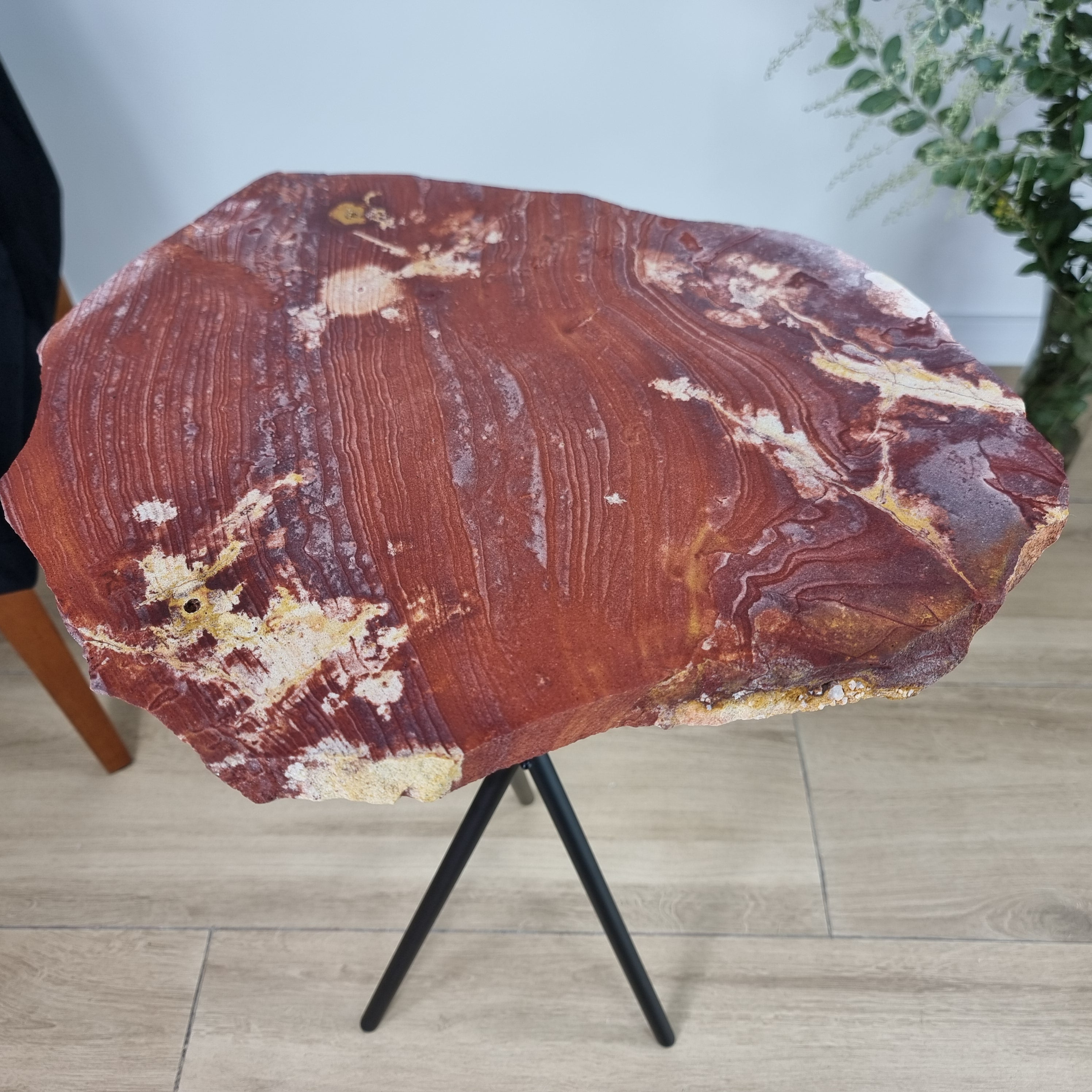 Mesa Lateral de JASPE ROJO Natural | Base Trípode Negra | Altura de 60 cm - Pieza Artesanal BR Crystals