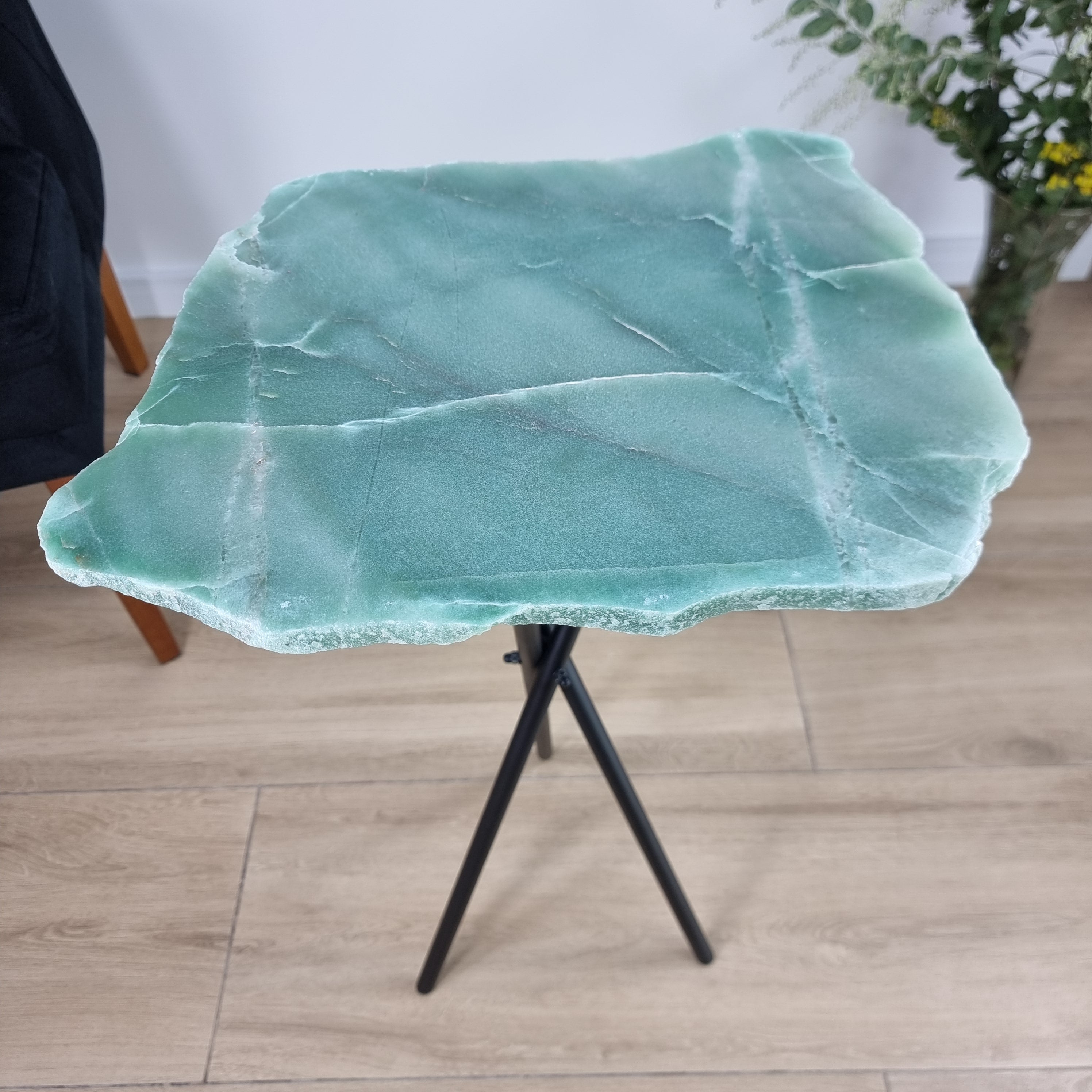 Mesa Lateral de QUARTZO VERDE Naturais | Base Tripé Preta | Altura de 60 cm - Peça Artesanal BR Crystals