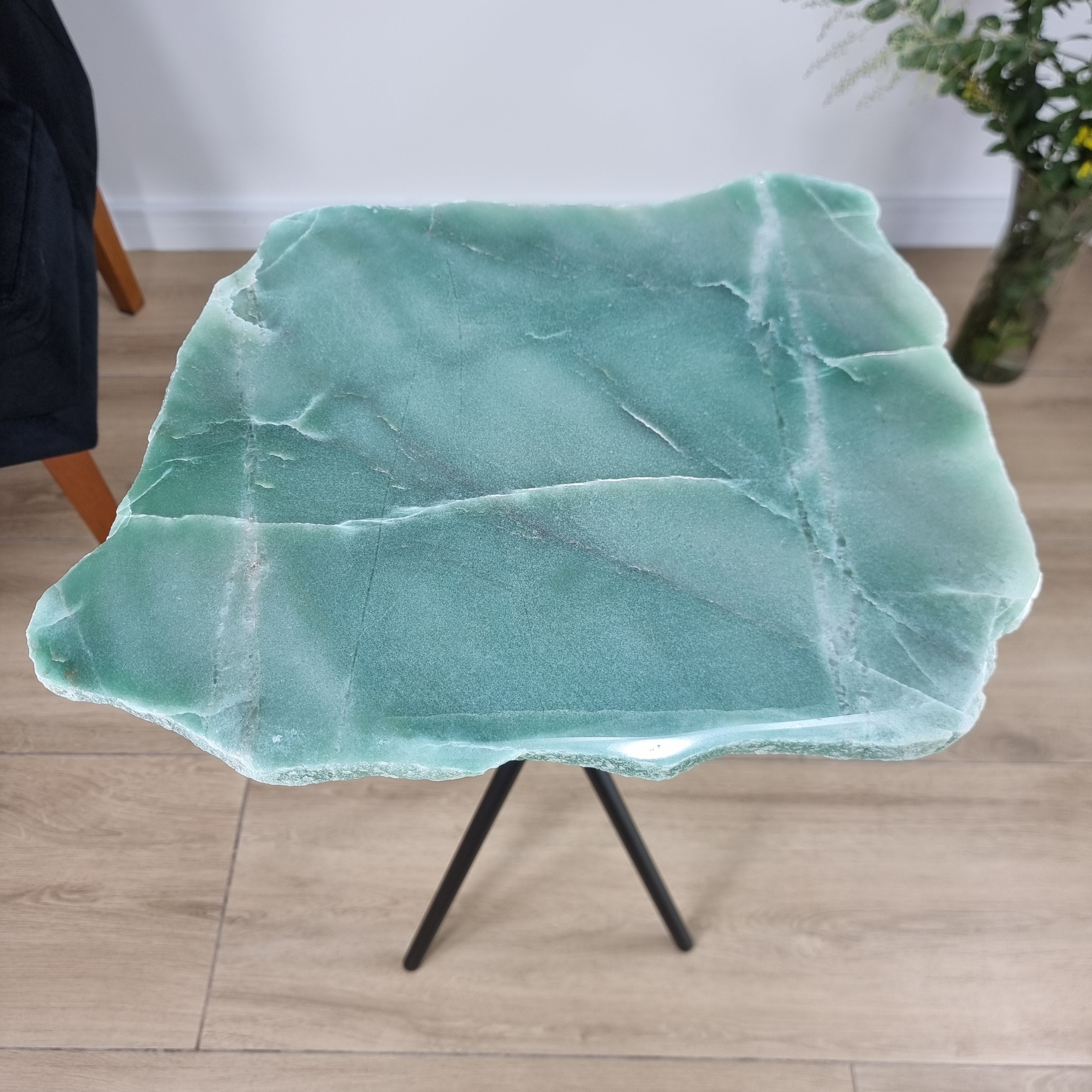 Mesa Auxiliar de CUARZO VERDE Natural | Base Trípode Negra | Altura de 60 cm - Pieza Artesanal BR Crystals