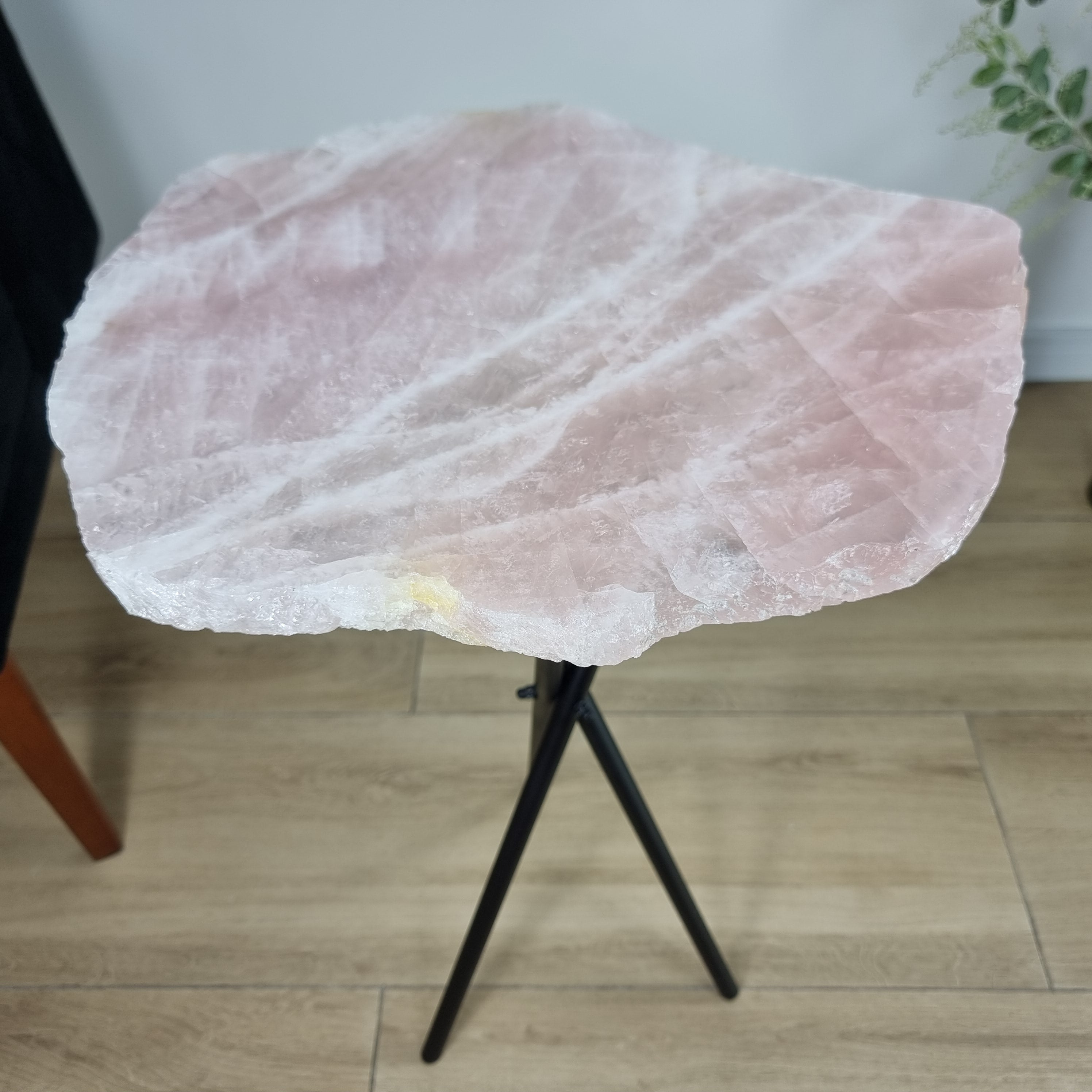 Mesa auxiliar de CUARZO ROSA Naturales | Base trípode negra | Altura de 60 cm - Pieza artesanal BR Crystals