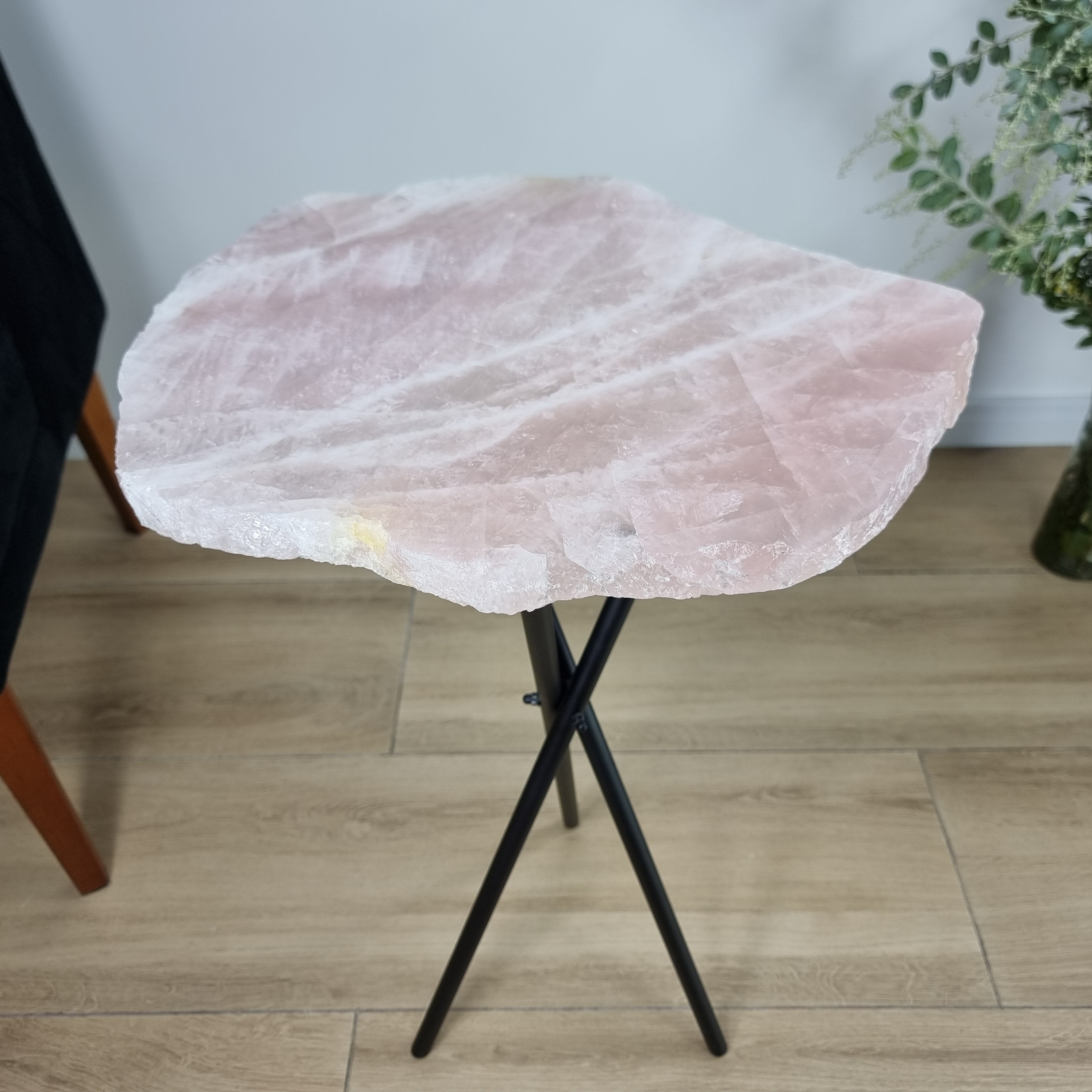 Mesa auxiliar de CUARZO ROSA Naturales | Base trípode negra | Altura de 60 cm - Pieza artesanal BR Crystals