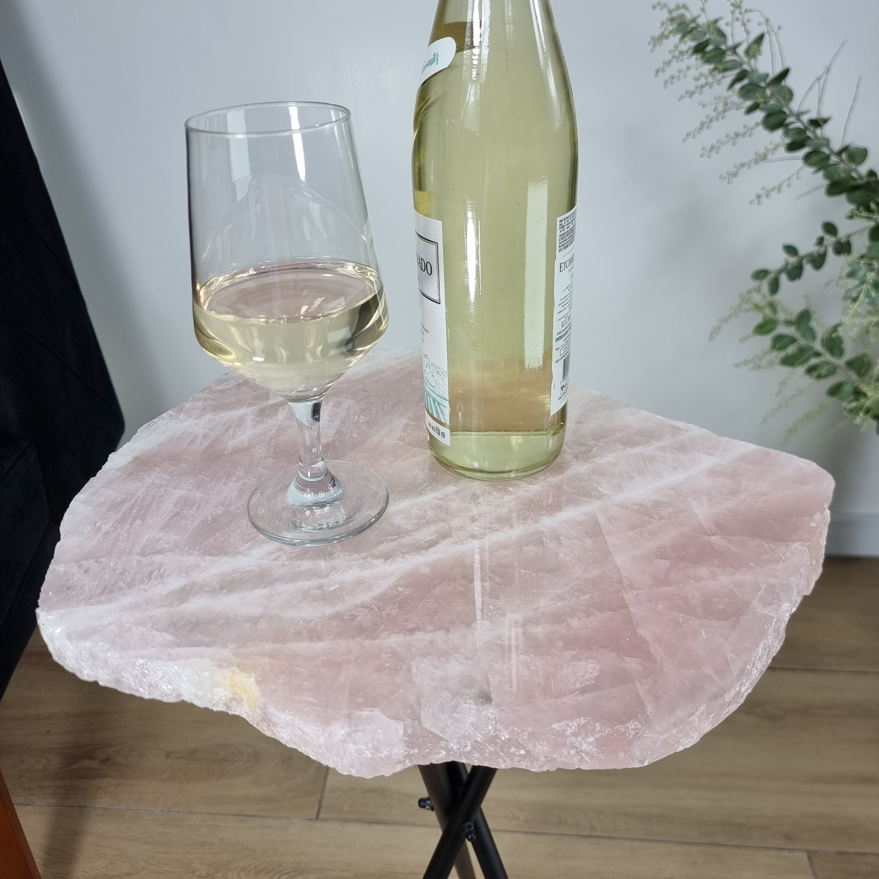 Mesa auxiliar de CUARZO ROSA Naturales | Base trípode negra | Altura de 60 cm - Pieza artesanal BR Crystals