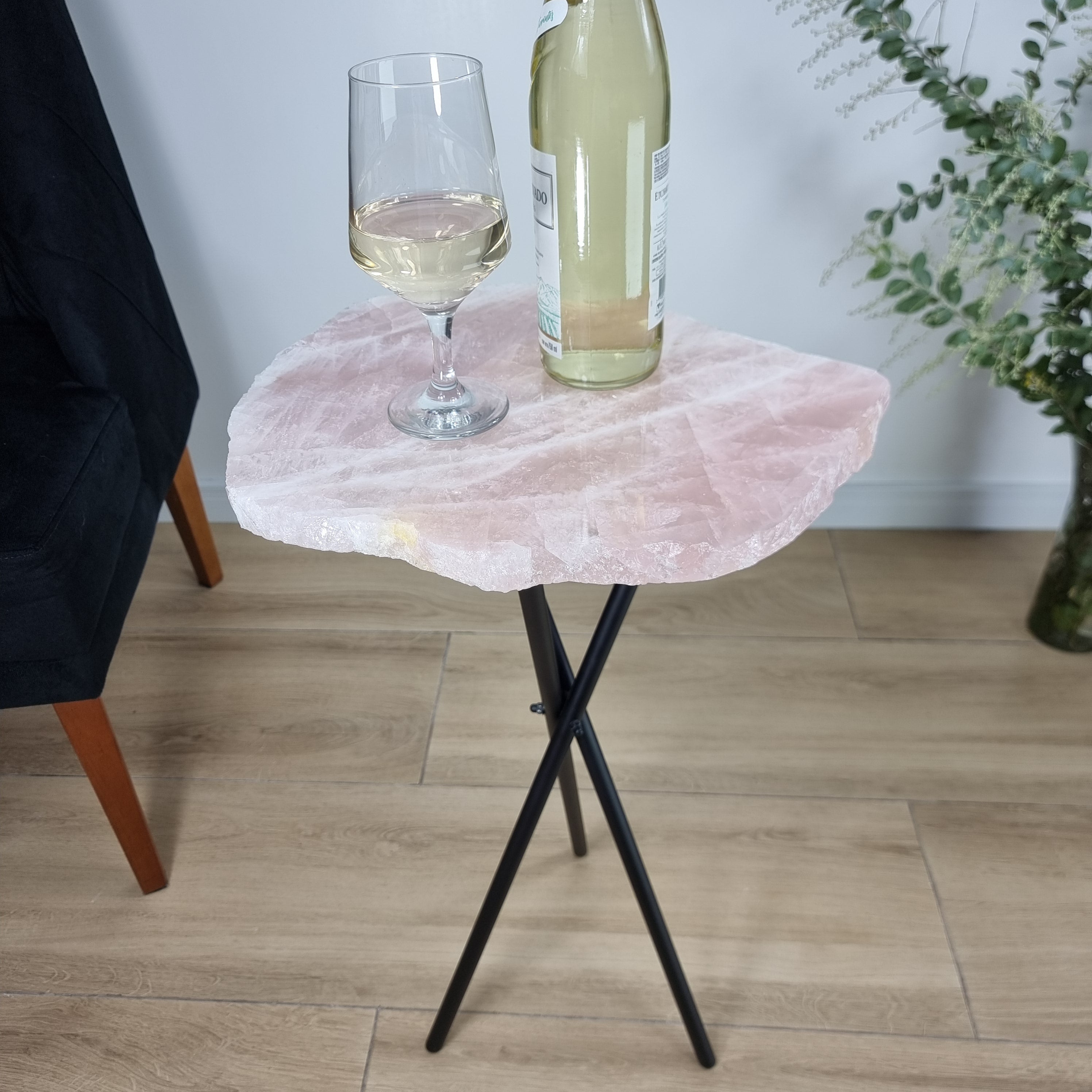 Mesa auxiliar de CUARZO ROSA Naturales | Base trípode negra | Altura de 60 cm - Pieza artesanal BR Crystals