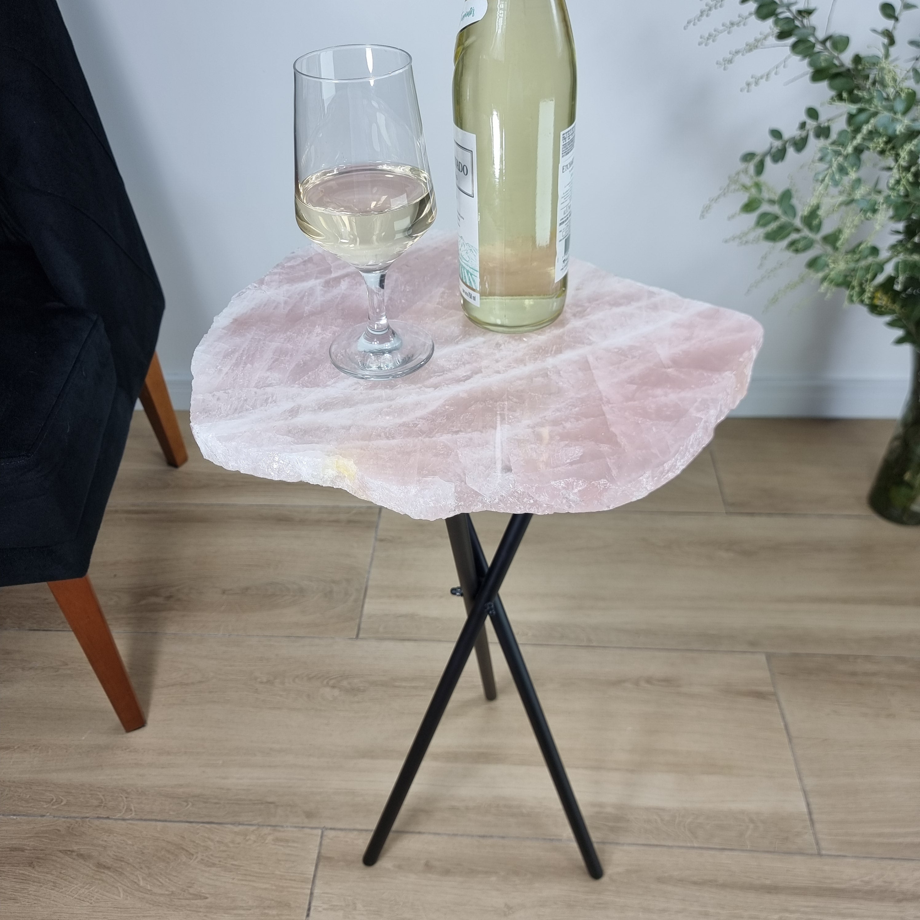 Mesa auxiliar de CUARZO ROSA Naturales | Base trípode negra | Altura de 60 cm - Pieza artesanal BR Crystals