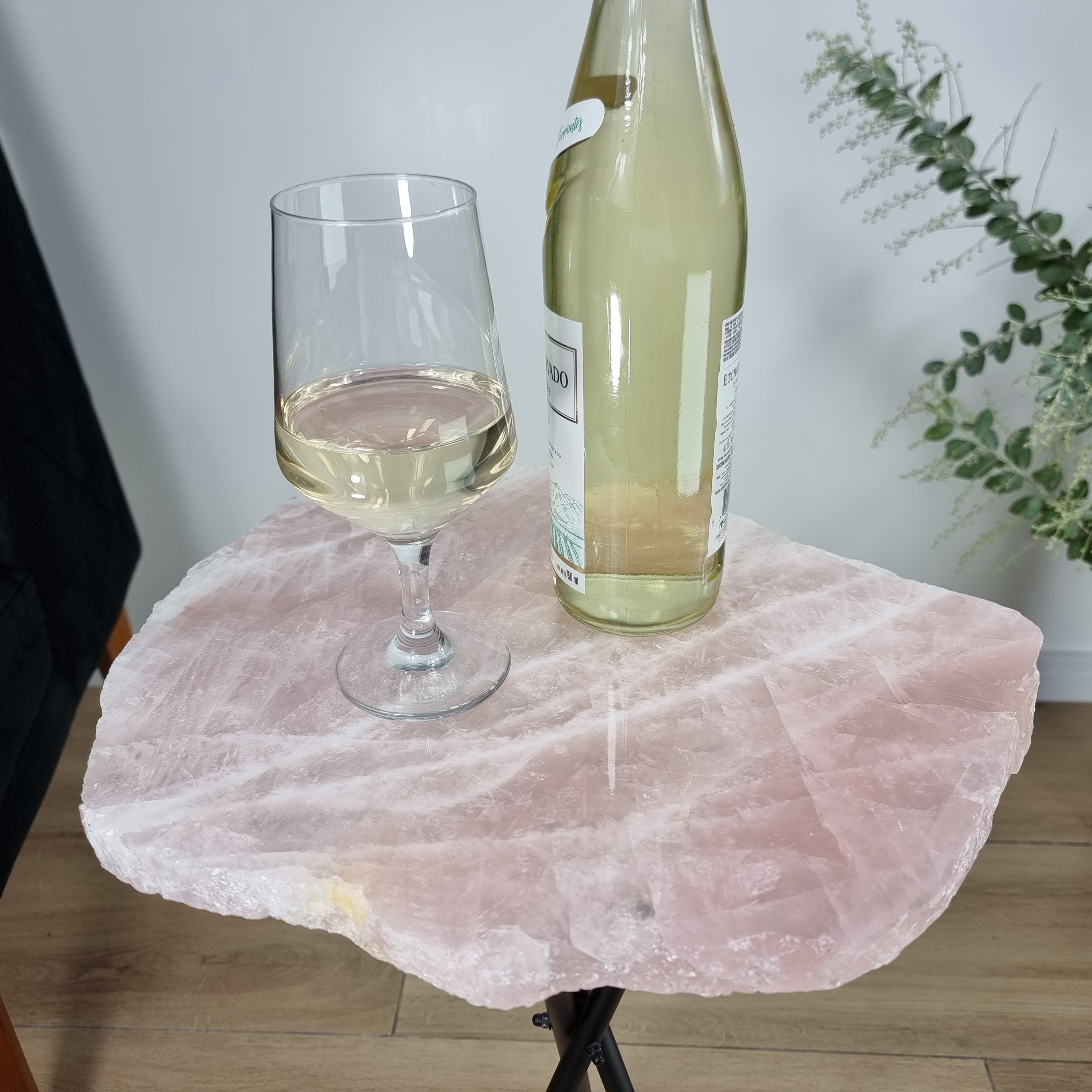Mesa auxiliar de CUARZO ROSA Naturales | Base trípode negra | Altura de 60 cm - Pieza artesanal BR Crystals