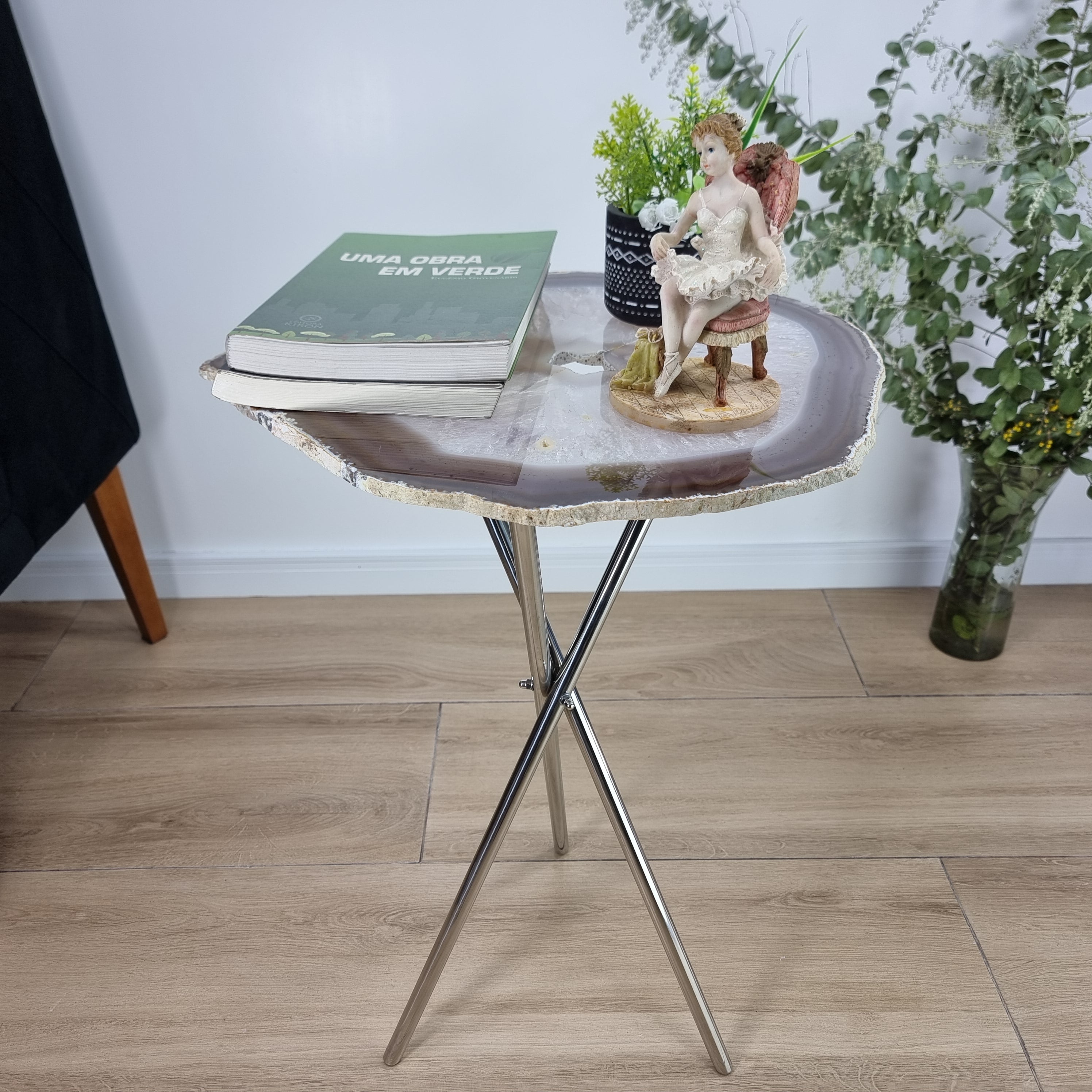 Mesa Lateral de Àgatas Brancas Naturais | Base Tripé Prata | Altura de 60 cm - Peça Artesanal BR Crystals