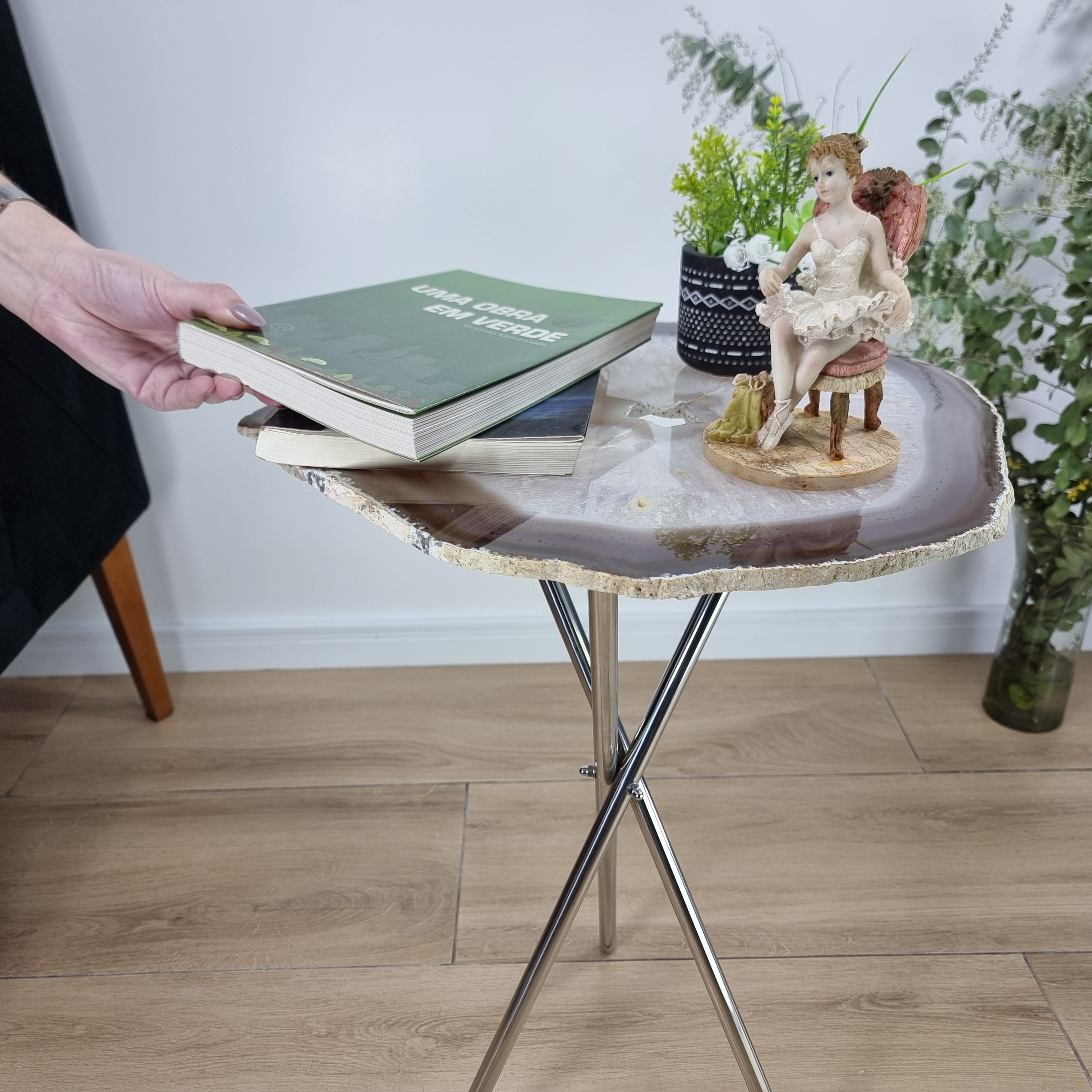 Mesa Lateral de Àgatas Brancas Naturais | Base Tripé Prata | Altura de 60 cm - Peça Artesanal BR Crystals