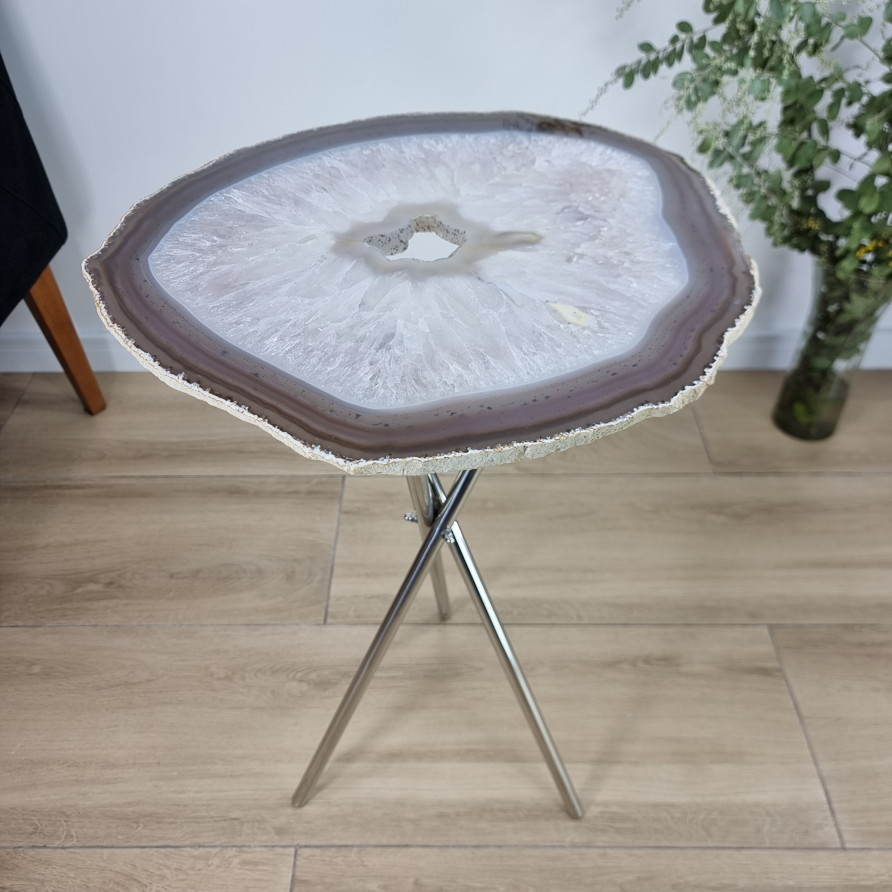 Mesa auxiliar de ágatas blancas naturales | Base trípode plateada | 60 cm de altura - Pieza artesanal BR Crystals