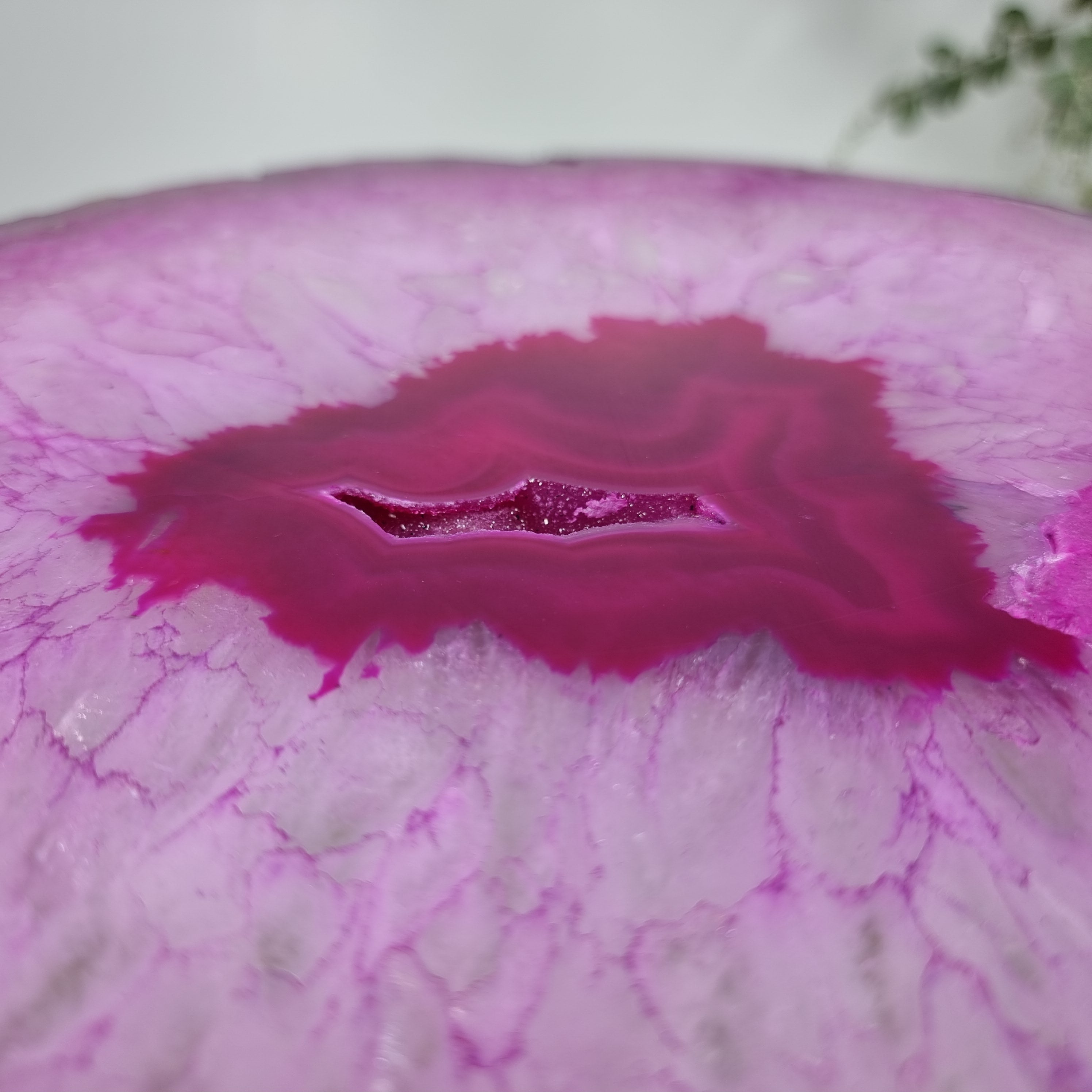 Pink Agate Side Table -  Pink Crystal End Table golden legs 23 inches high, total weight 6,60 lbs