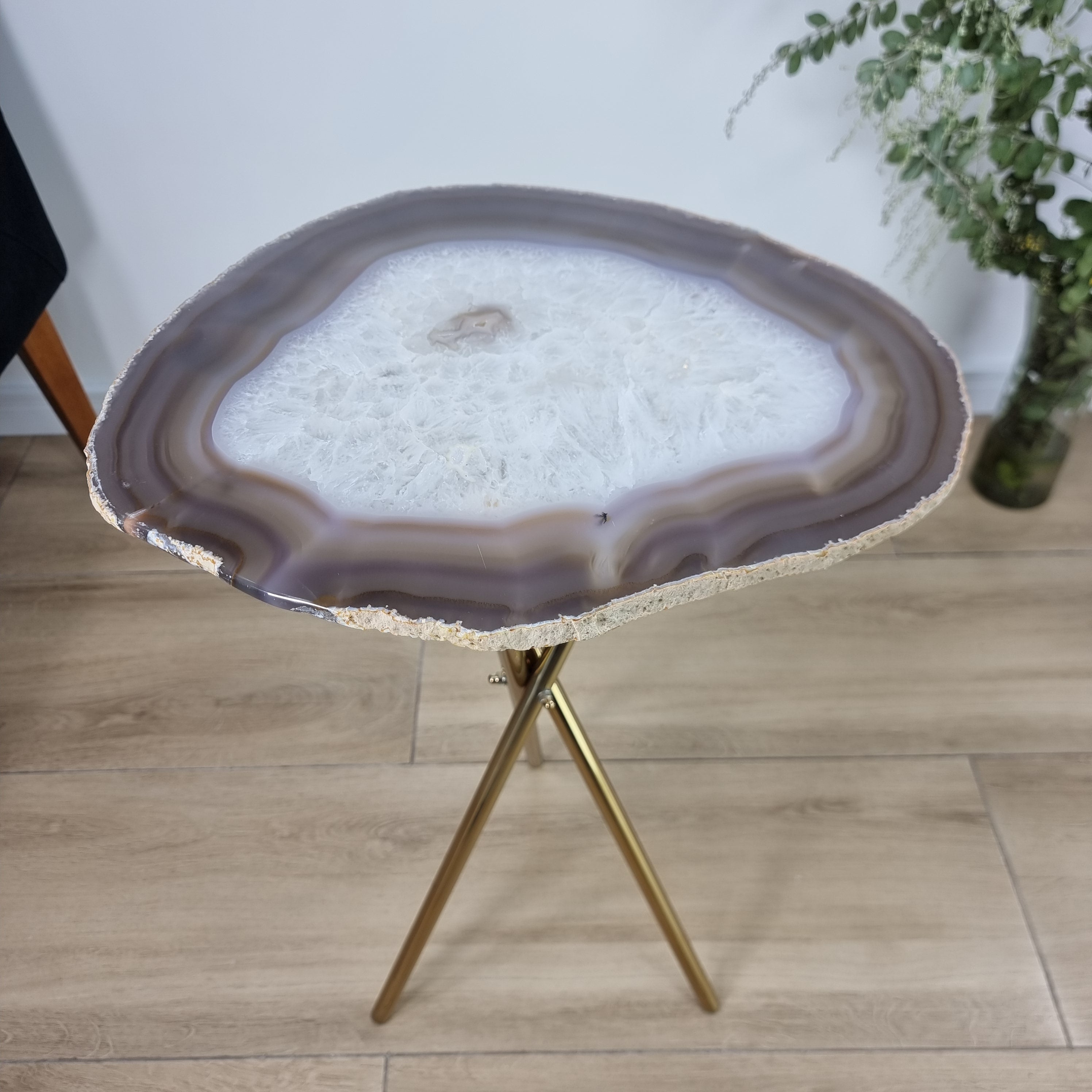 Mesa Lateral de Ágatas Blancas Especiales | Base Trípode de Latón Dorado | Altura de 60 cm - Pieza Artesanal BR Crystals