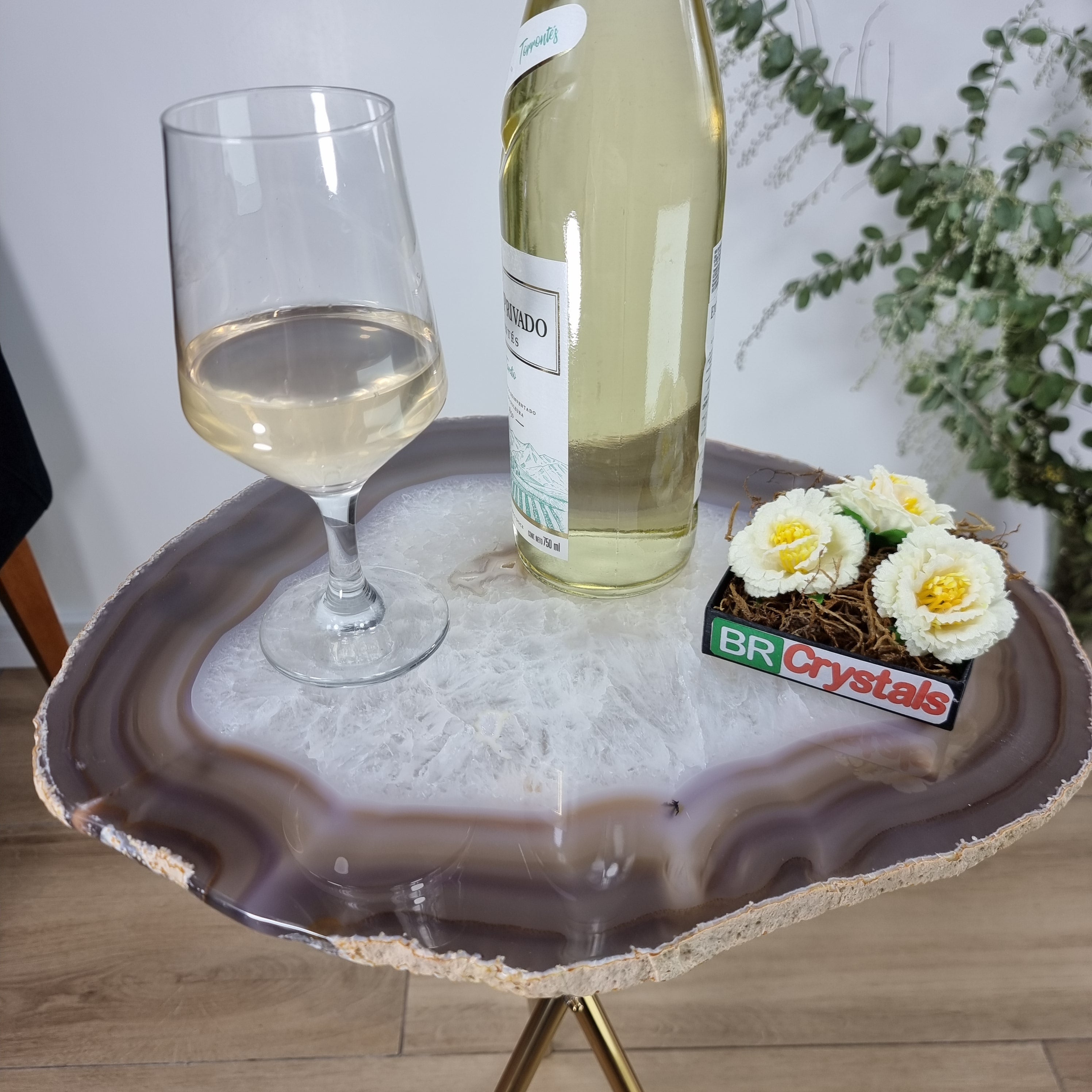 Mesa Lateral de Ágatas Blancas Especiales | Base Trípode de Latón Dorado | Altura de 60 cm - Pieza Artesanal BR Crystals