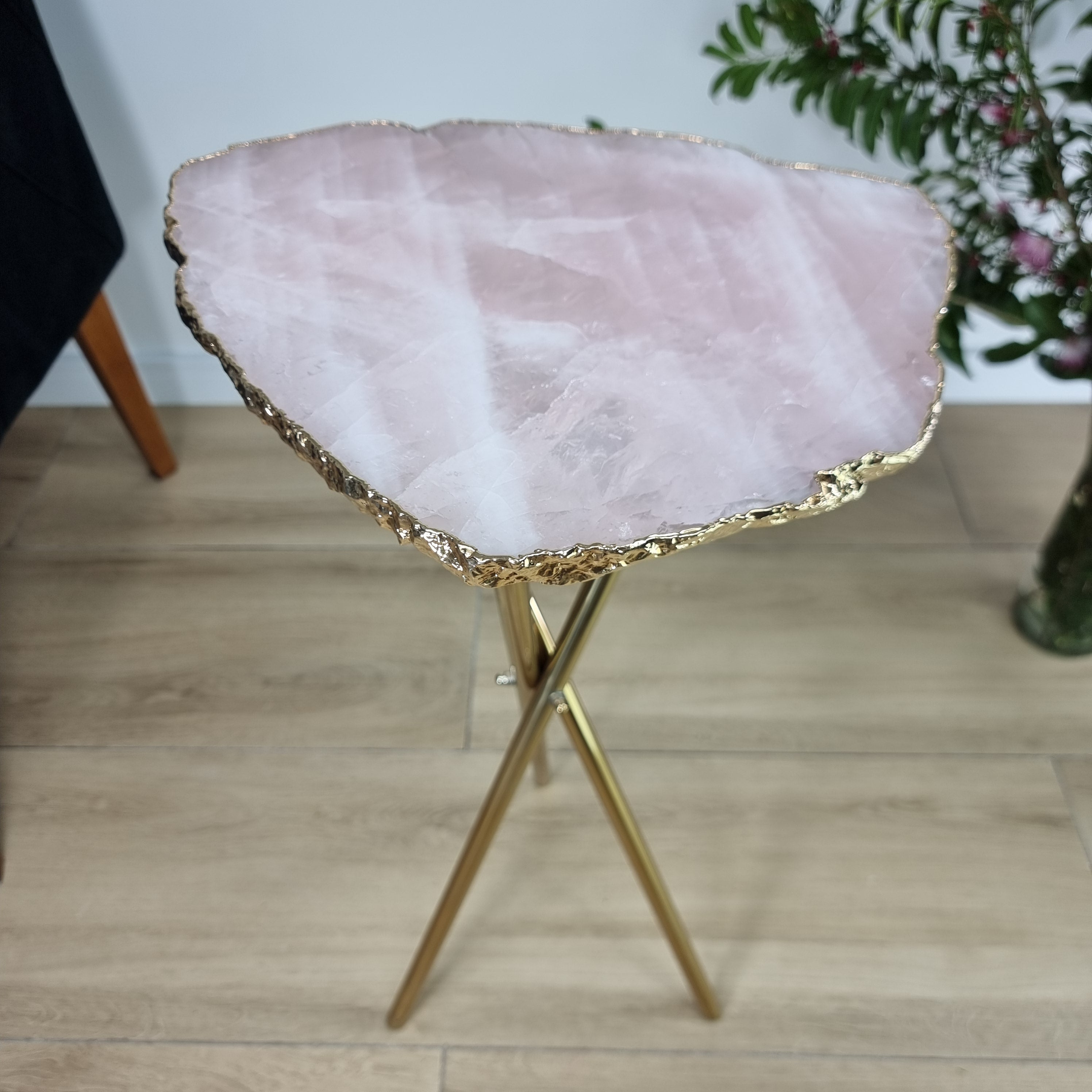 Mesa Auxiliar de CUARZO ROSA Natural | Base de Trípode de Latón Dorado | Altura de 60 cm - Pieza Artesanal BR Crystals