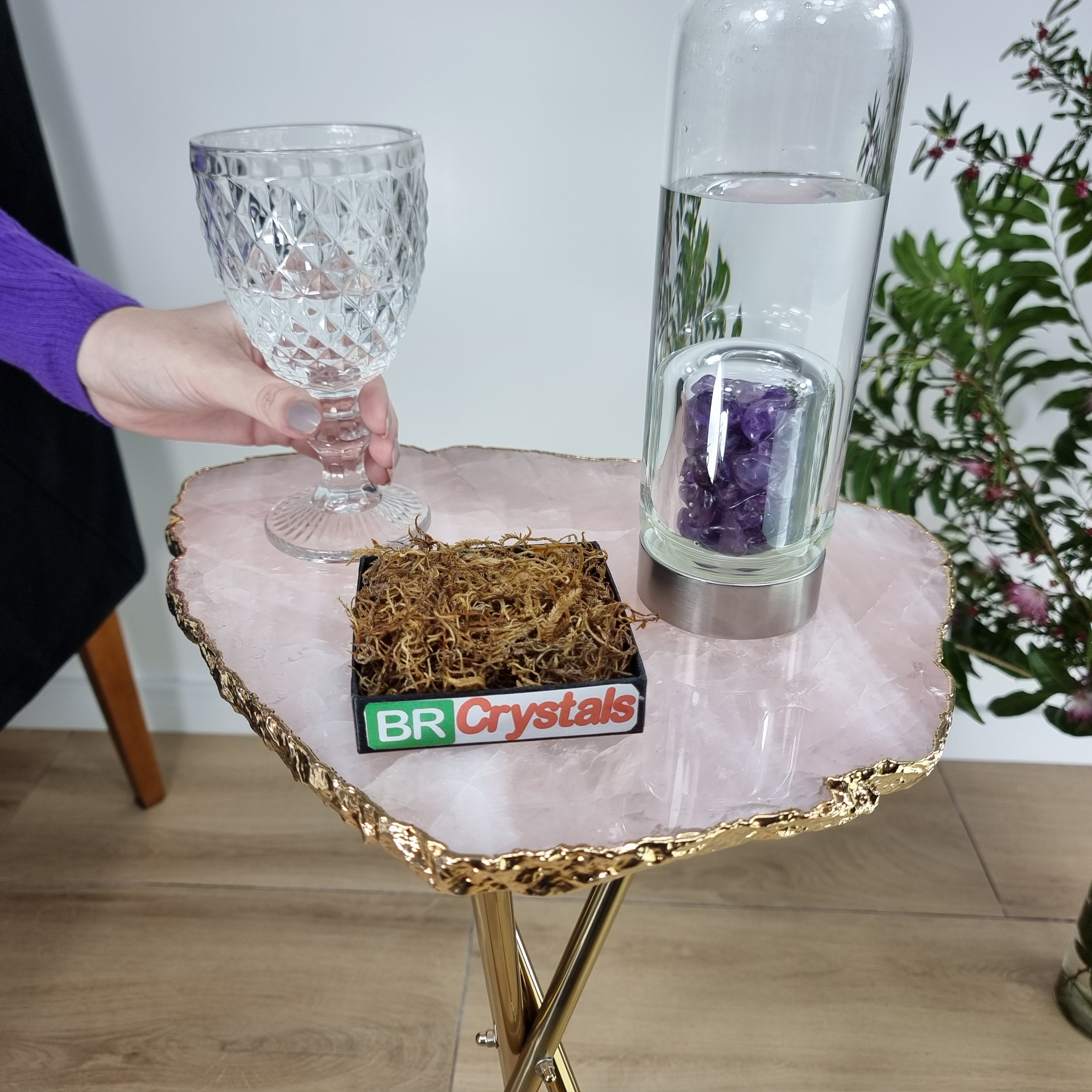 Mesa Auxiliar de CUARZO ROSA Natural | Base de Trípode de Latón Dorado | Altura de 60 cm - Pieza Artesanal BR Crystals