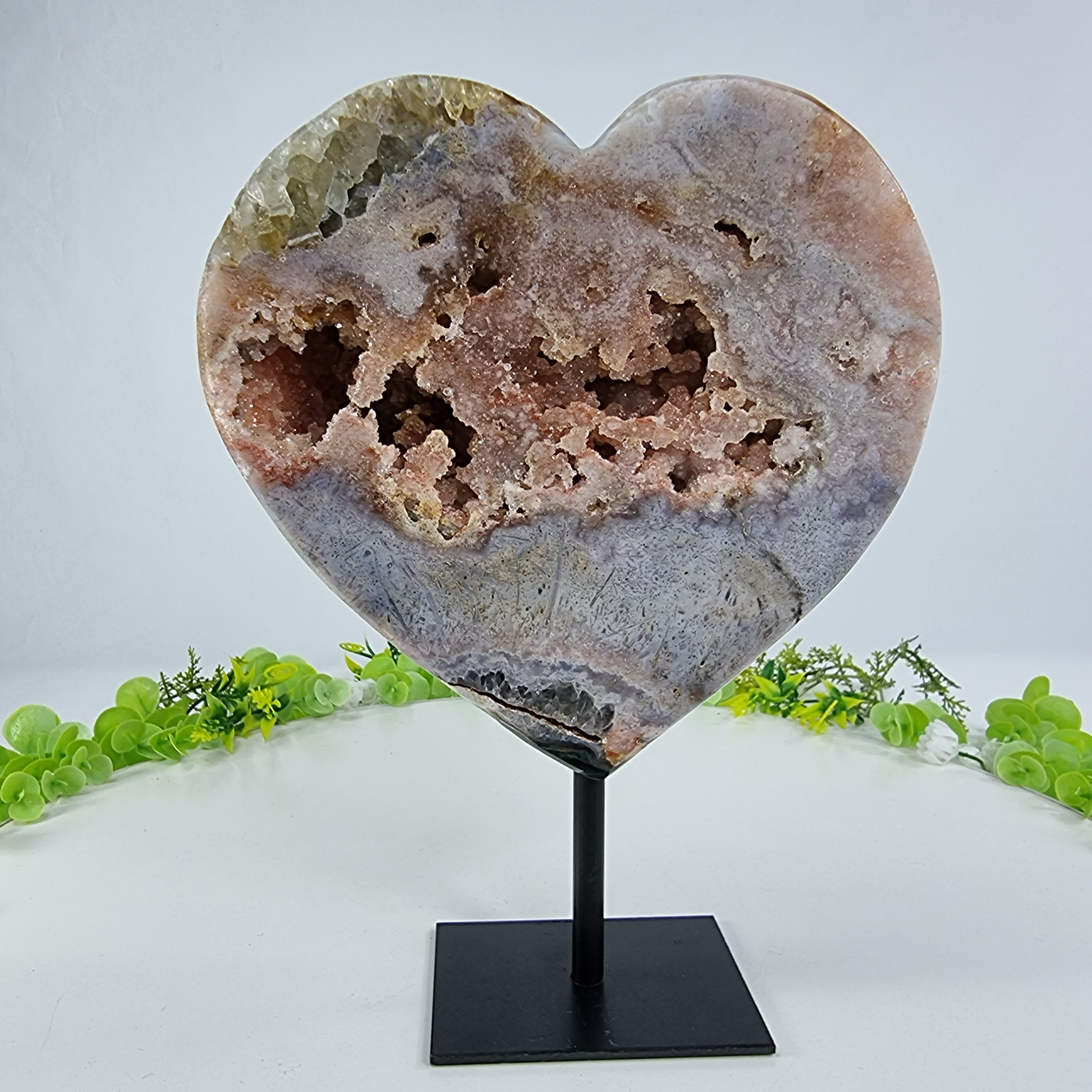 Corazón de Amatista Rosa | Base de hierro Negra | Peso 2,00 kgs, Altura 22 cm | Energía, Belleza y Sofisticación