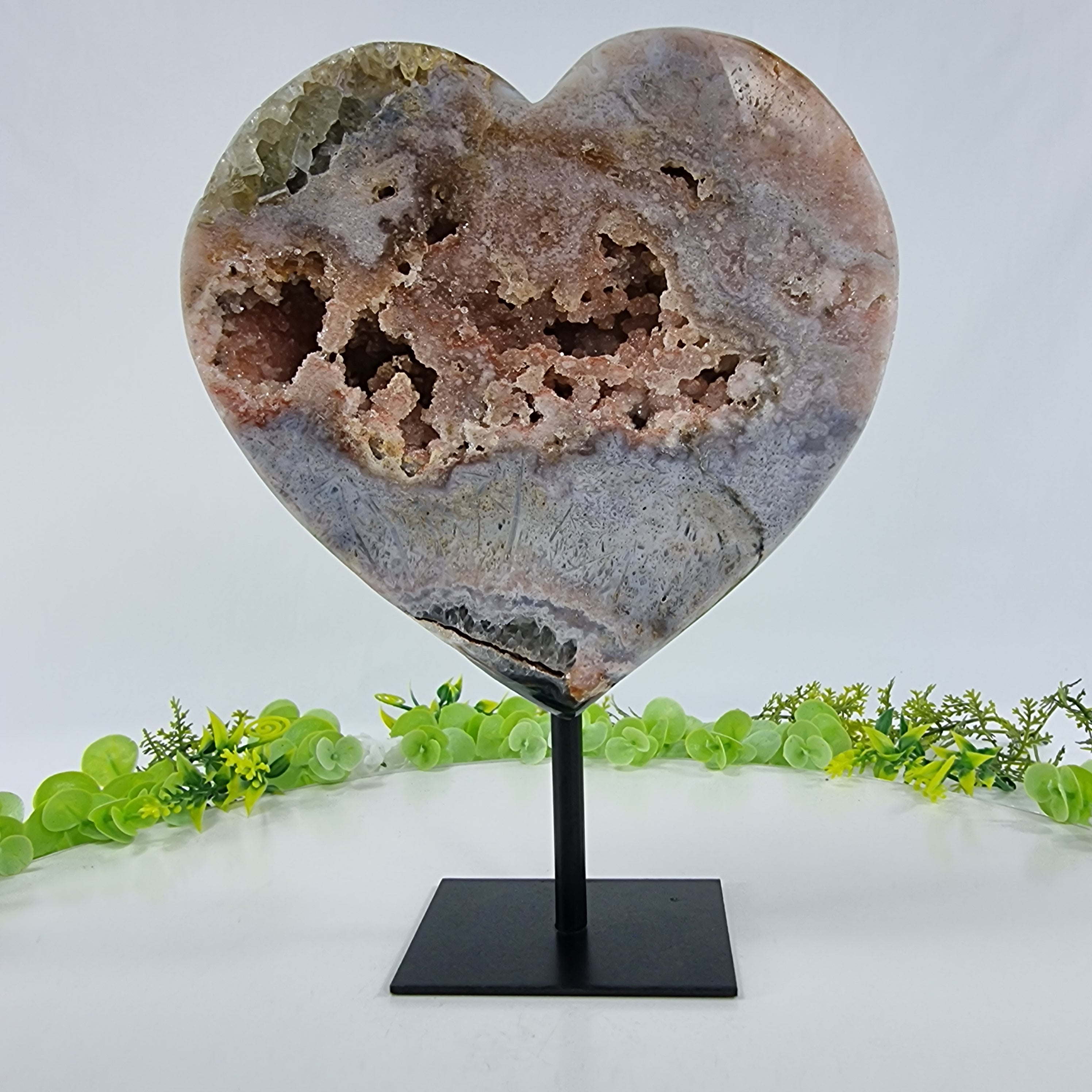 Corazón de Amatista Rosa | Base de hierro Negra | Peso 2,00 kgs, Altura 22 cm | Energía, Belleza y Sofisticación
