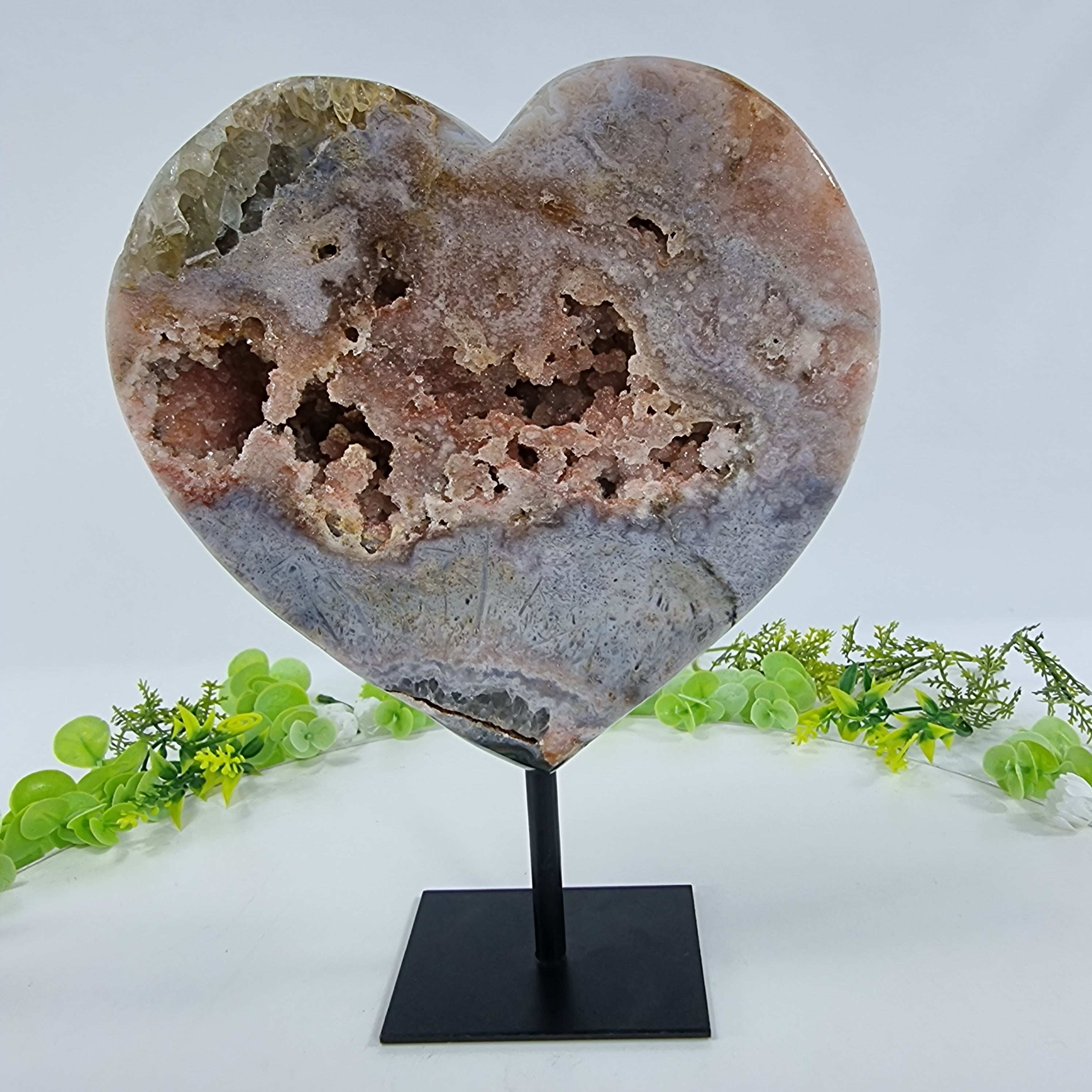 Corazón de Amatista Rosa | Base de hierro Negra | Peso 2,00 kgs, Altura 22 cm | Energía, Belleza y Sofisticación