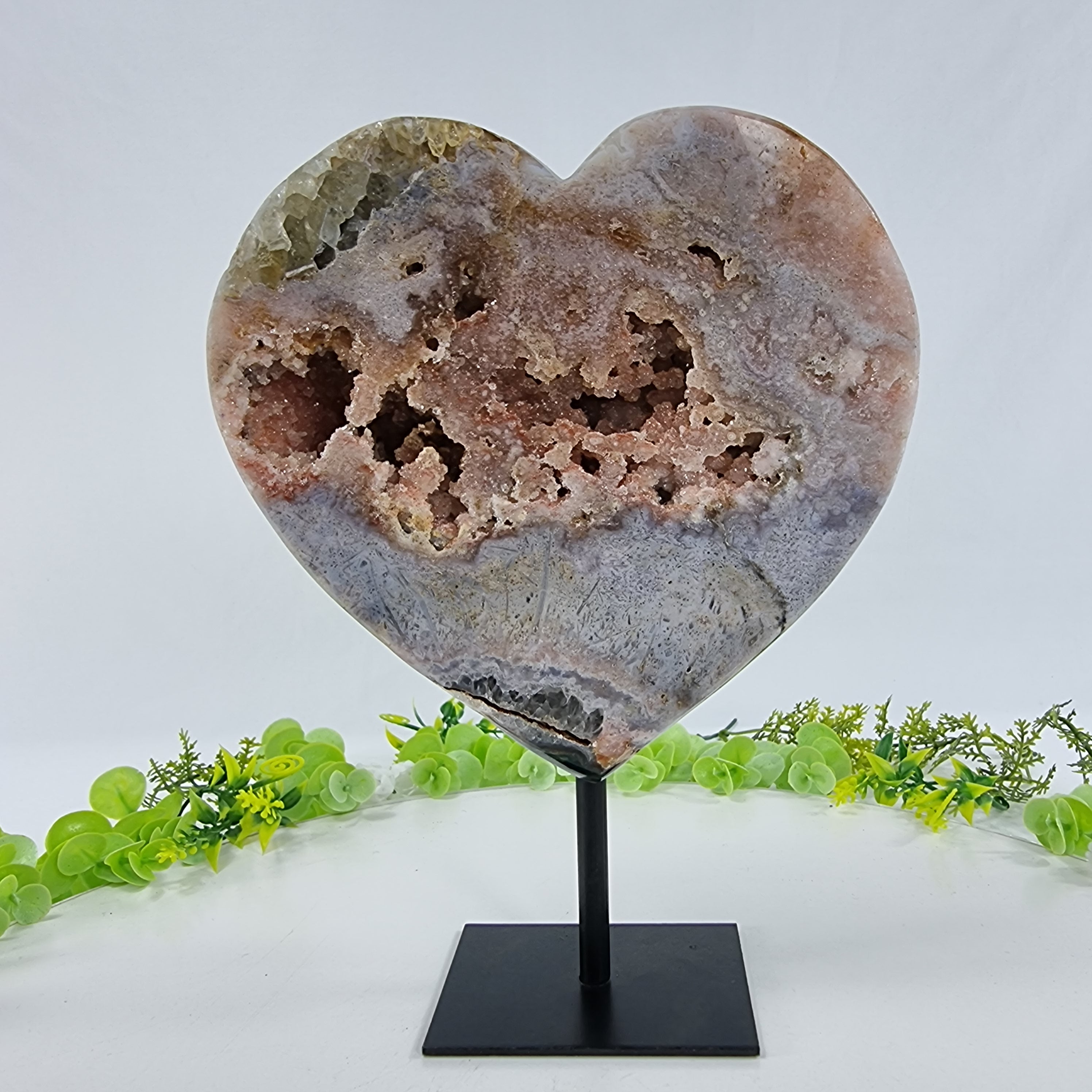 Corazón de Amatista Rosa | Base de hierro Negra | Peso 2,00 kgs, Altura 22 cm | Energía, Belleza y Sofisticación