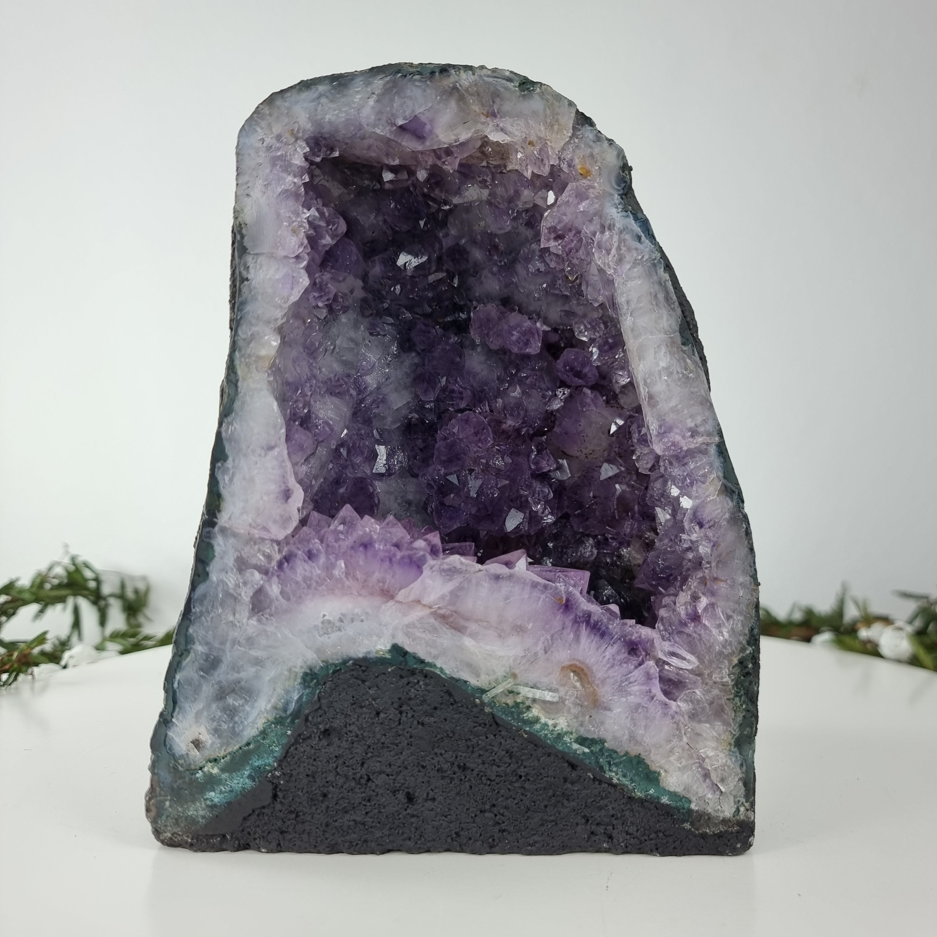 Capilla de Amatista Bruta Drusa - Geoda de Amatista 3,20 Kgs, Energía, Belleza y Sofisticación
