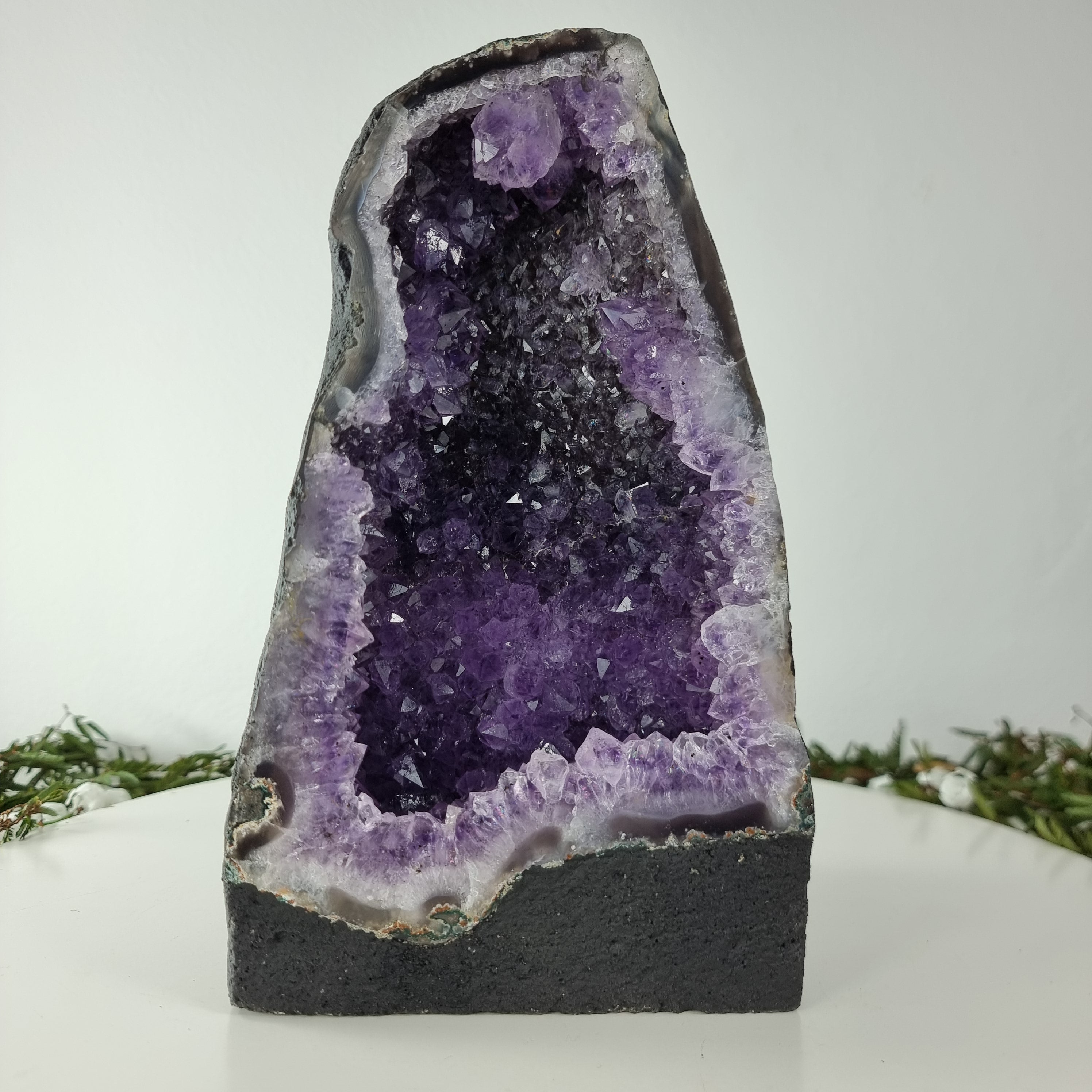 Capilla en Amatista Bruta Drusa - Geoda de Amatista 4,60 Kgs, Energía, Belleza y Sofisticación