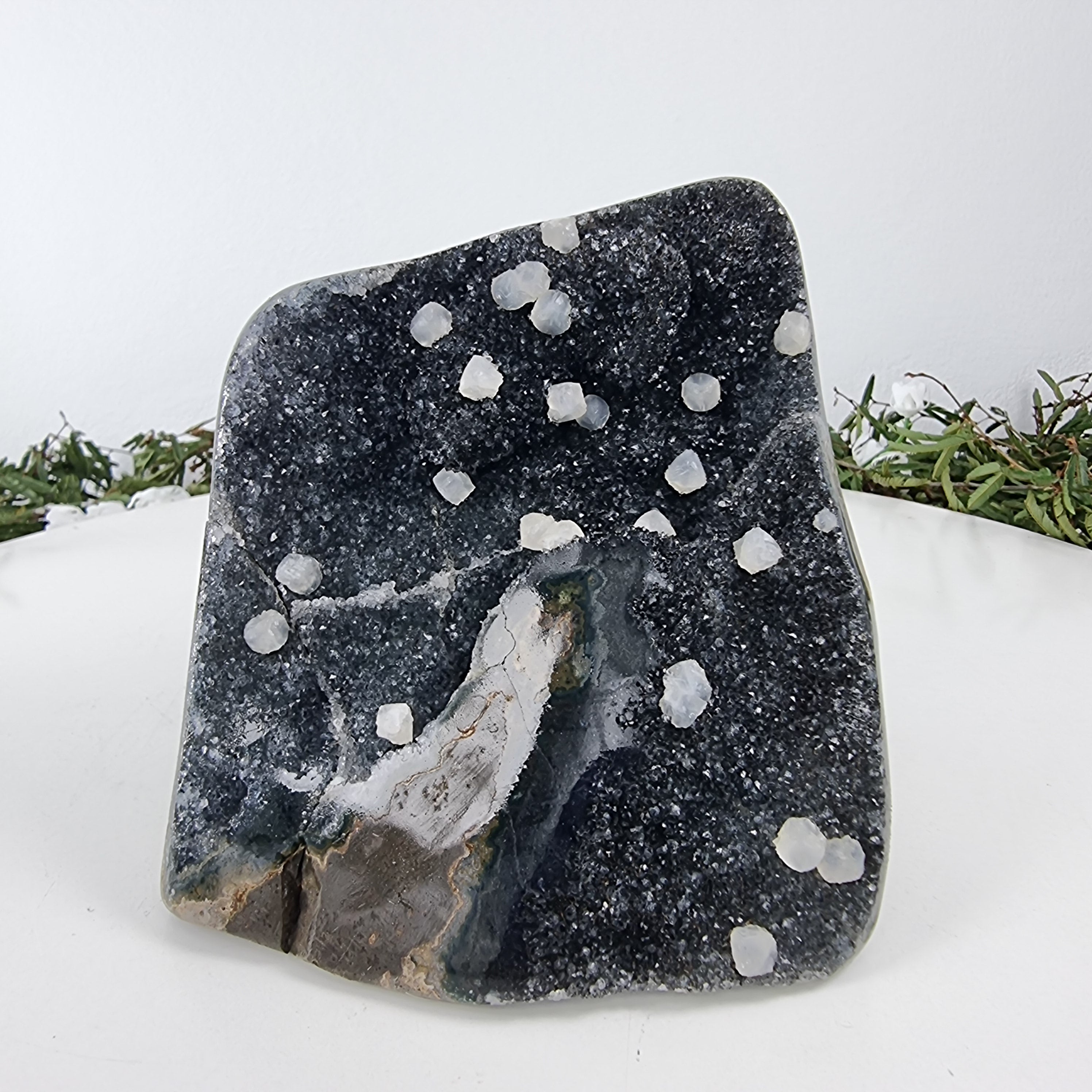 Drusa de Amatista con Cristales Especiales peso de 1,32 kgs, Energía, Belleza y Sofisticación